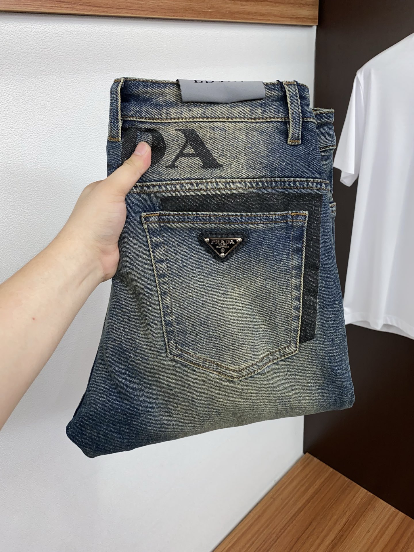 NO:947322,Prada 2026ss autumn and winter new slim straight jeans, perfect washing process, customized top hardware logo, exclusive customized micro-elastic fabric, code number 29-40,, prada,jeans,19860909普拉达 2026ss秋冬新款修身小直筒牛仔裤 完美洗水工艺 定制顶级五金logo 独家定制微弹面料 码数29-40,,prada,jeans,,Men's clothing