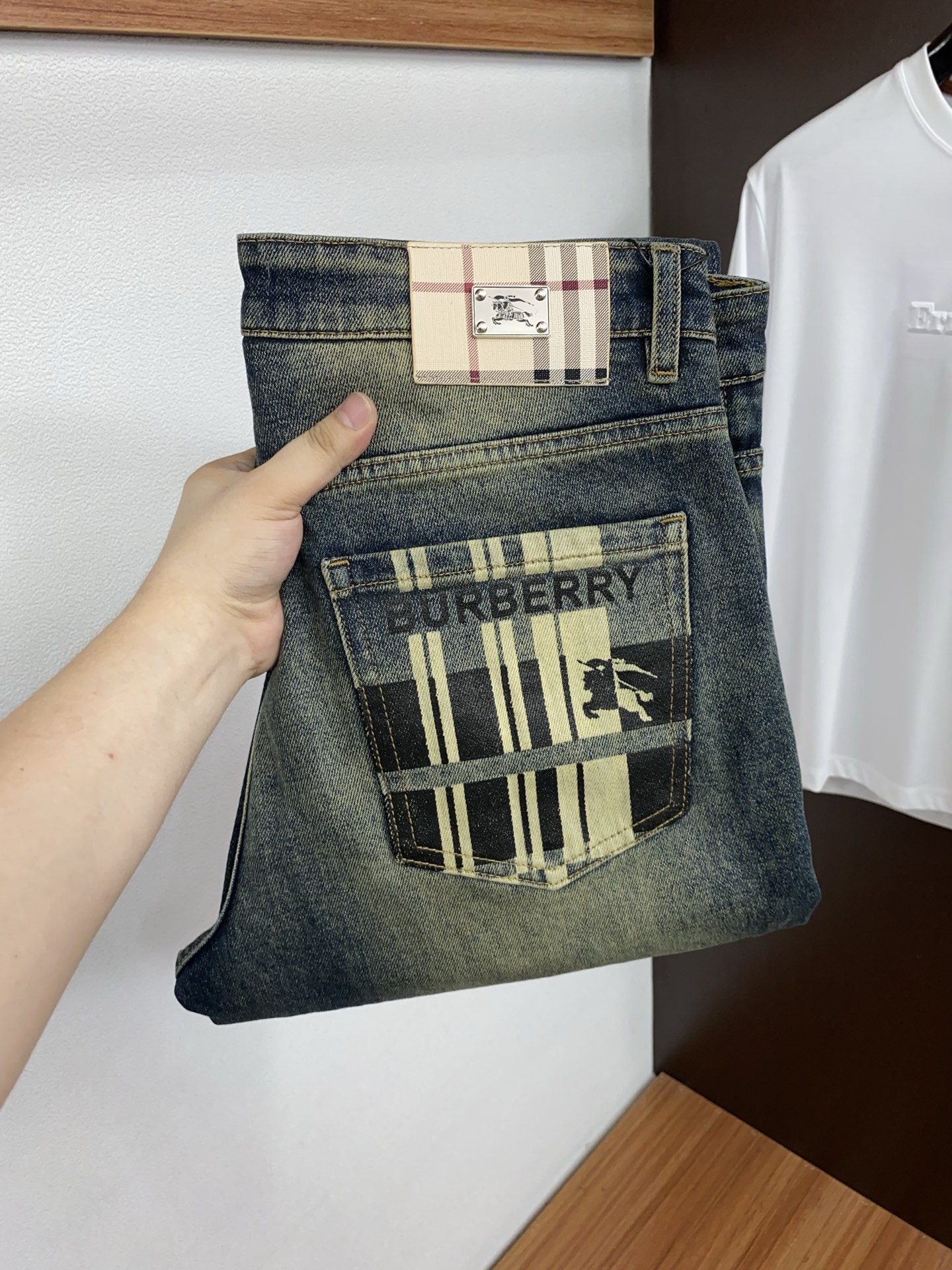 NO:947332,Burberry 2026ss autumn and winter new slim straight jeans, perfect washing process, customized top hardware logo, exclusive customized micro-elastic fabric, code number 29-40,,burberry,jeans,19860909巴宝莉 2026ss秋冬新款修身小直筒牛仔裤 完美洗水工艺 定制顶级五金logo 独家定制微弹面料 码数29-40,,burberry,jeans,,Men's clothing