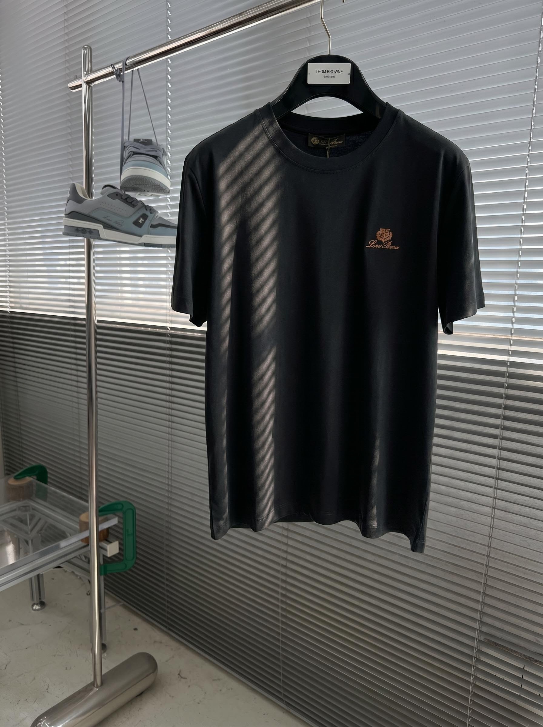 Loro Piana 诺悠翩雅 2026春夏新款首发专柜最新款圆领短袖 高端订制 设计前卫时尚！品牌logo重工艺设计 