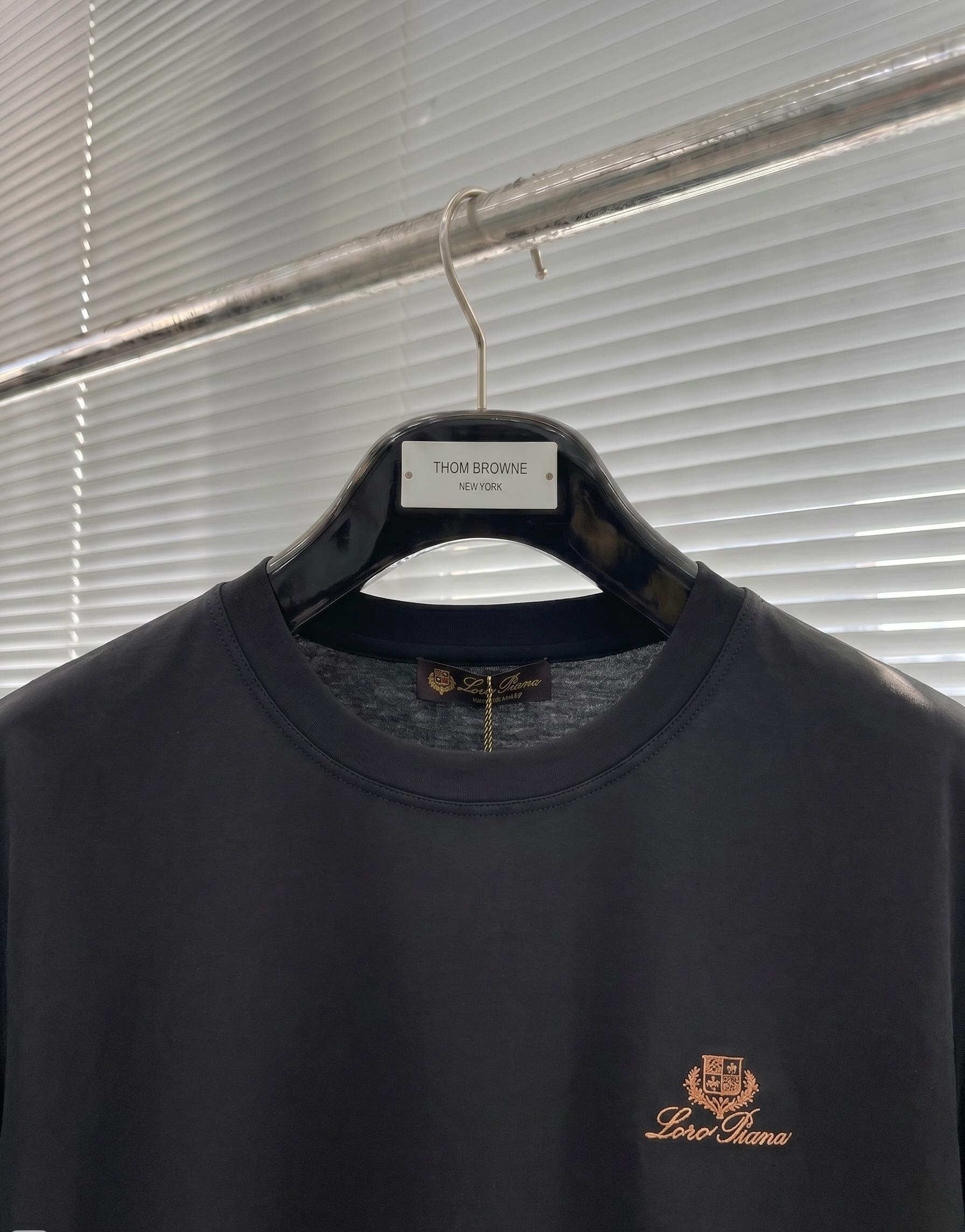 Loro Piana 诺悠翩雅 2026春夏新款首发专柜最新款圆领短袖 高端订制 设计前卫时尚！品牌logo重工艺设计 