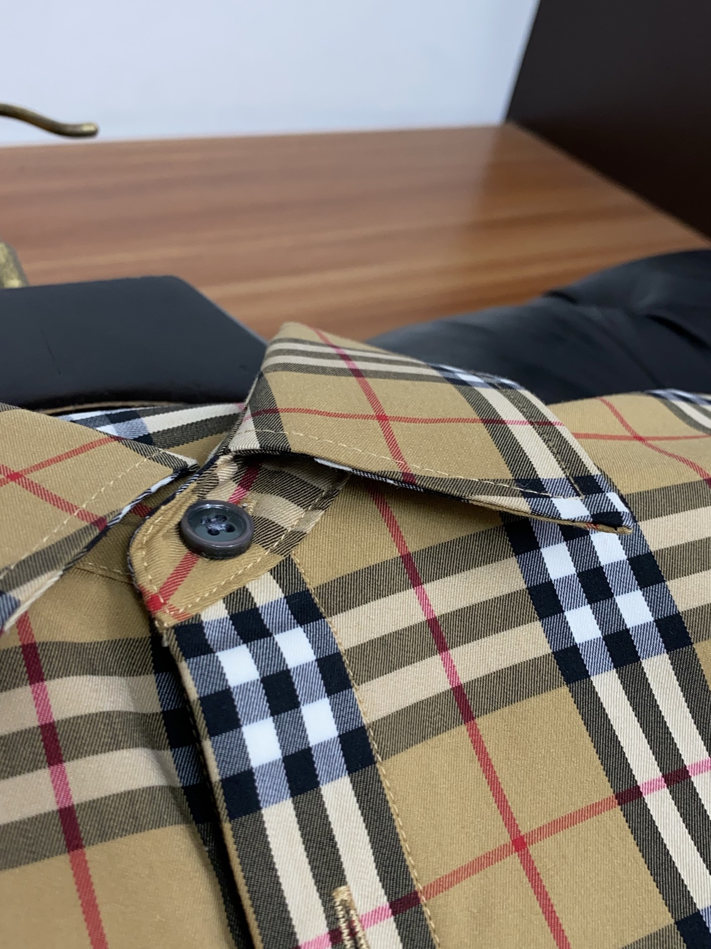 巴宝莉 2026 男士纯棉衬衫,商务休闲修身款短袖衬衫 宜商务 宜休闲!限量新款,都市商务气质款! 衬衫的版型剪裁更是 巴宝莉 2026 男士纯棉衬衫,商务休闲修身款短袖衬衫 宜商务 宜休闲!限量新款,都市商务气质款! 衬衫的版型剪裁更是