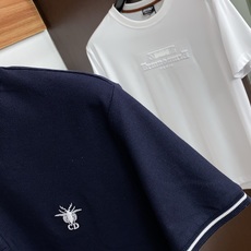 迪奥 2026春夏新品商务Polo,极简的衣身造型!纯棉质地 整体的触感极为舒适,弹力十足亲肤效果高级, 迪奥 2026春夏新品商务Polo,极简的衣身造型!纯棉质地 整体的触感极为舒适,弹力十足亲肤效果高级,