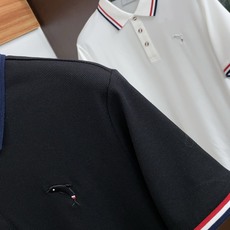 TB 2026春夏新品商务Polo,极简的衣身造型!丝光面料整体的触感极为舒适,弹力十足亲肤效果高级,经 TB 2026春夏新品商务Polo,极简的衣身造型!丝光面料整体的触感极为舒适,弹力十足亲肤效果高级,经