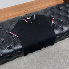 TB 2026春夏新品商务Polo,极简的衣身造型!丝光面料整体的触感极为舒适,弹力十足亲肤效果高级,经 TB 2026春夏新品商务Polo,极简的衣身造型!丝光面料整体的触感极为舒适,弹力十足亲肤效果高级,经