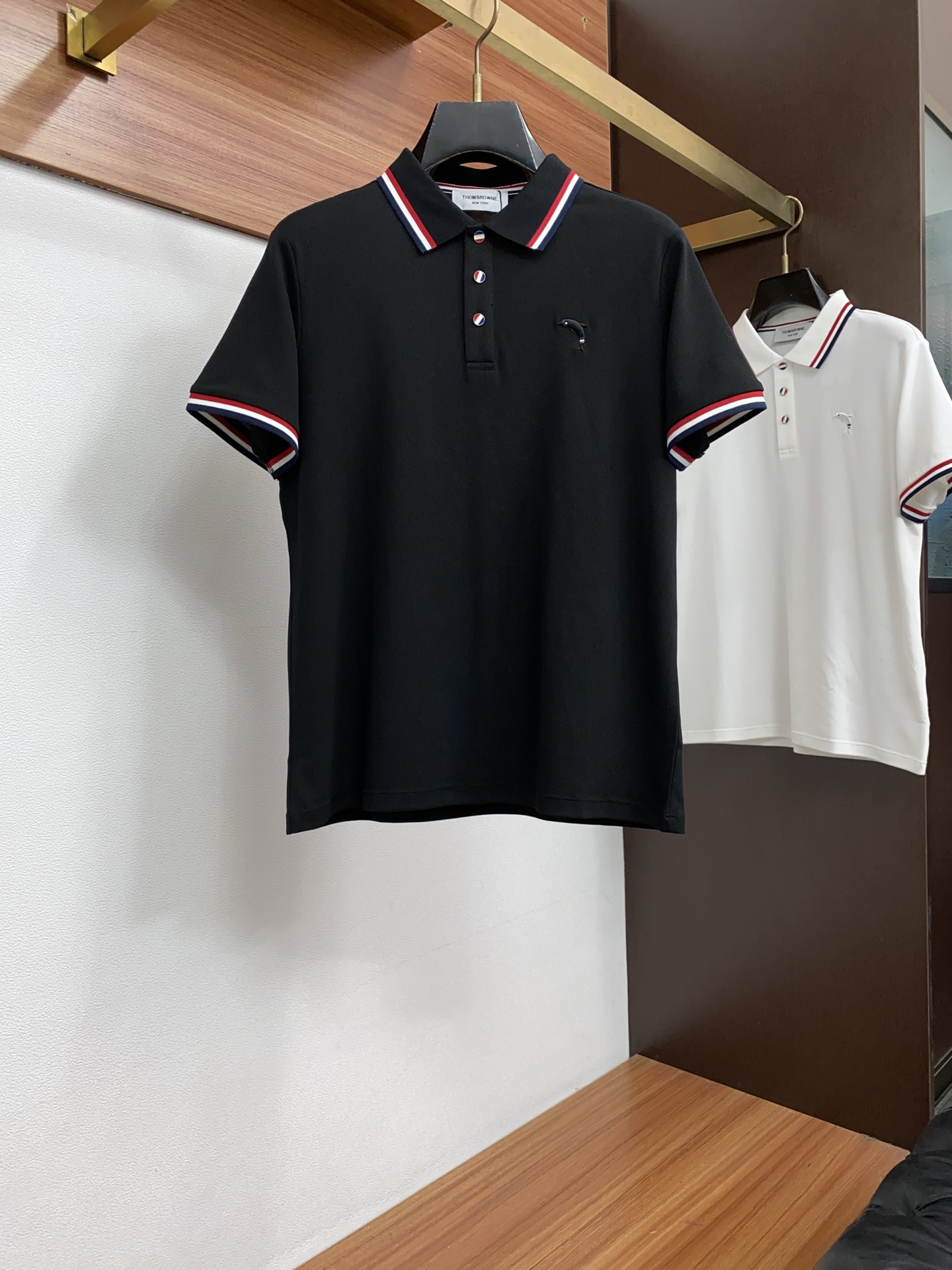 TB 2026春夏新品商务Polo，极简的衣身造型！丝光面料整体的触感极为舒适，弹力十足亲肤效果高级，经
