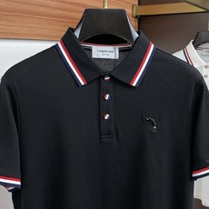 TB 2026春夏新品商务Polo,极简的衣身造型!丝光面料整体的触感极为舒适,弹力十足亲肤效果高级,经 TB 2026春夏新品商务Polo,极简的衣身造型!丝光面料整体的触感极为舒适,弹力十足亲肤效果高级,经