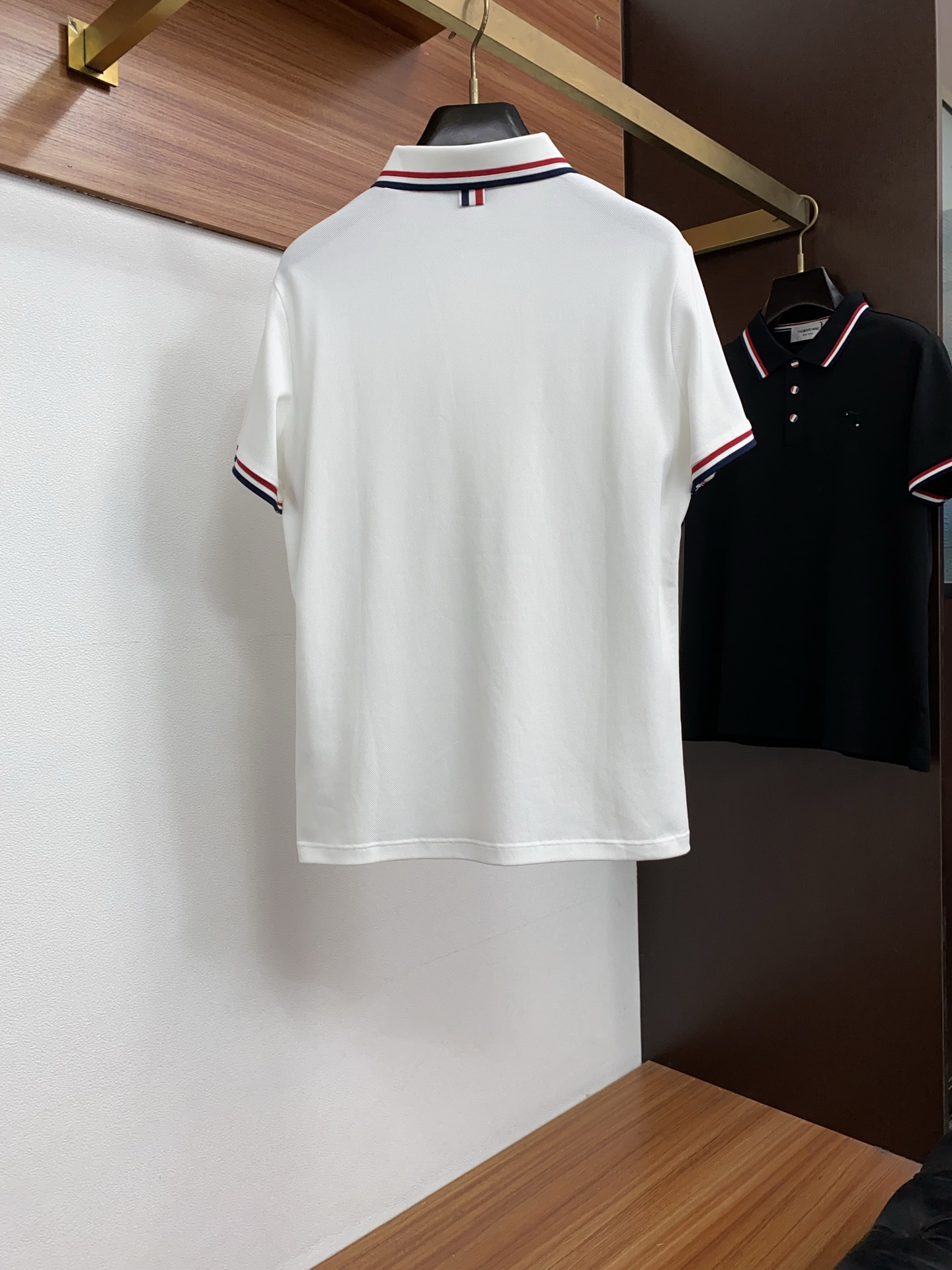 TB 2026春夏新品商务Polo，极简的衣身造型！丝光面料整体的触感极为舒适，弹力十足亲肤效果高级，经