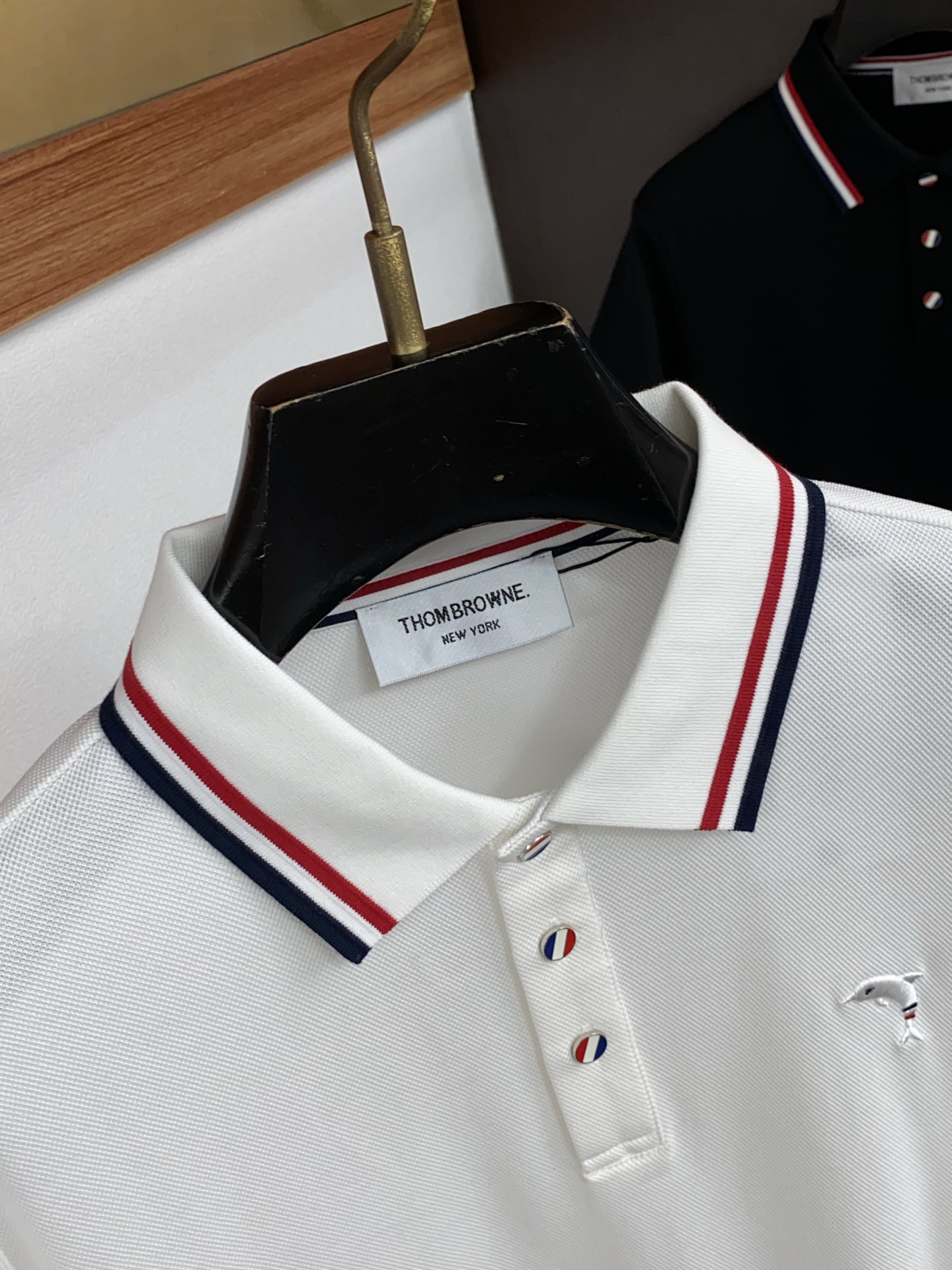 TB 2026春夏新品商务Polo，极简的衣身造型！丝光面料整体的触感极为舒适，弹力十足亲肤效果高级，经