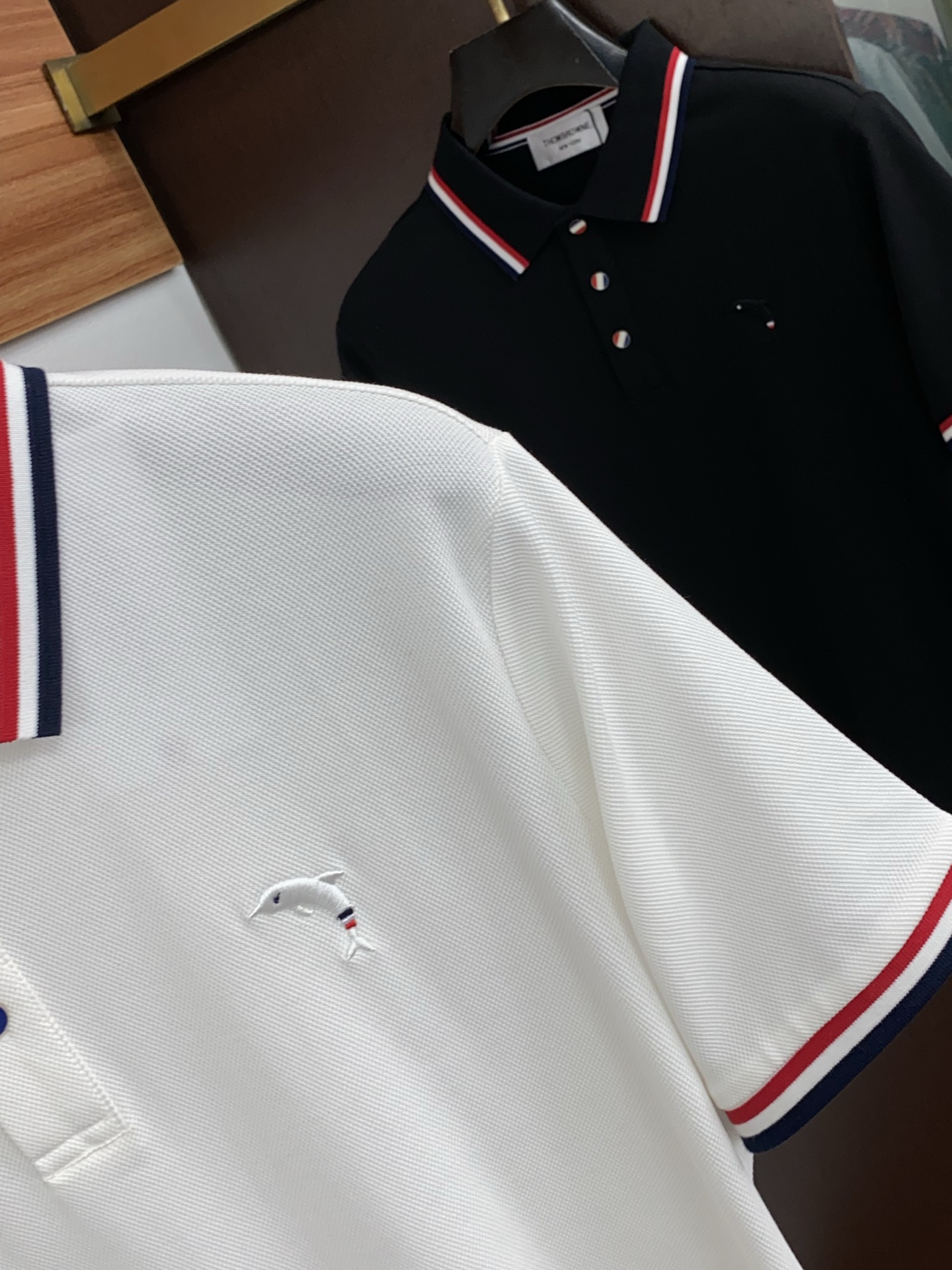 TB 2026春夏新品商务Polo，极简的衣身造型！丝光面料整体的触感极为舒适，弹力十足亲肤效果高级，经