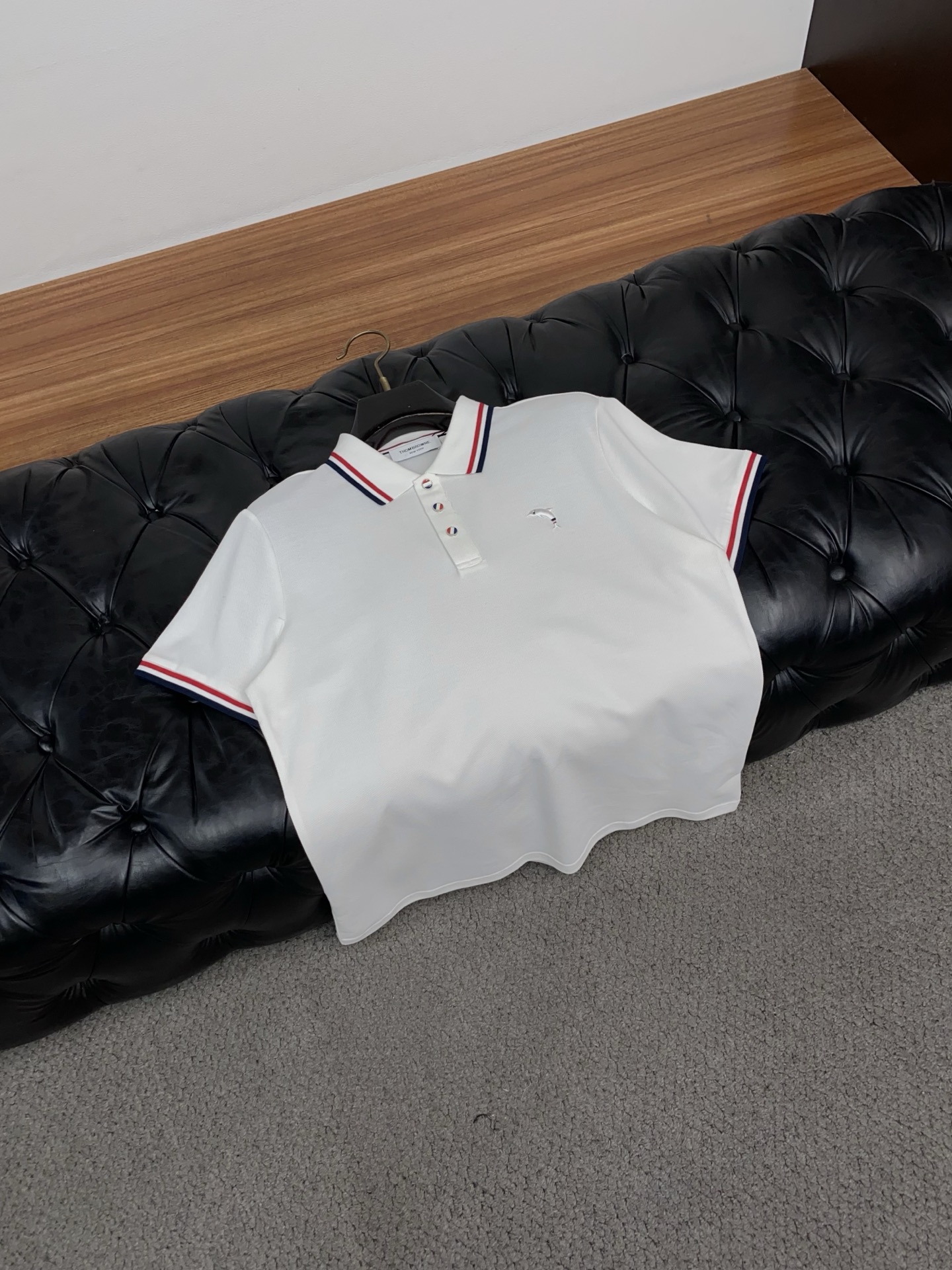 TB 2026春夏新品商务Polo，极简的衣身造型！丝光面料整体的触感极为舒适，弹力十足亲肤效果高级，经