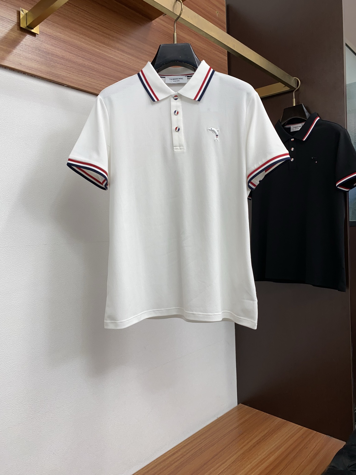 TB 2026春夏新品商务Polo，极简的衣身造型！丝光面料整体的触感极为舒适，弹力十足亲肤效果高级，经