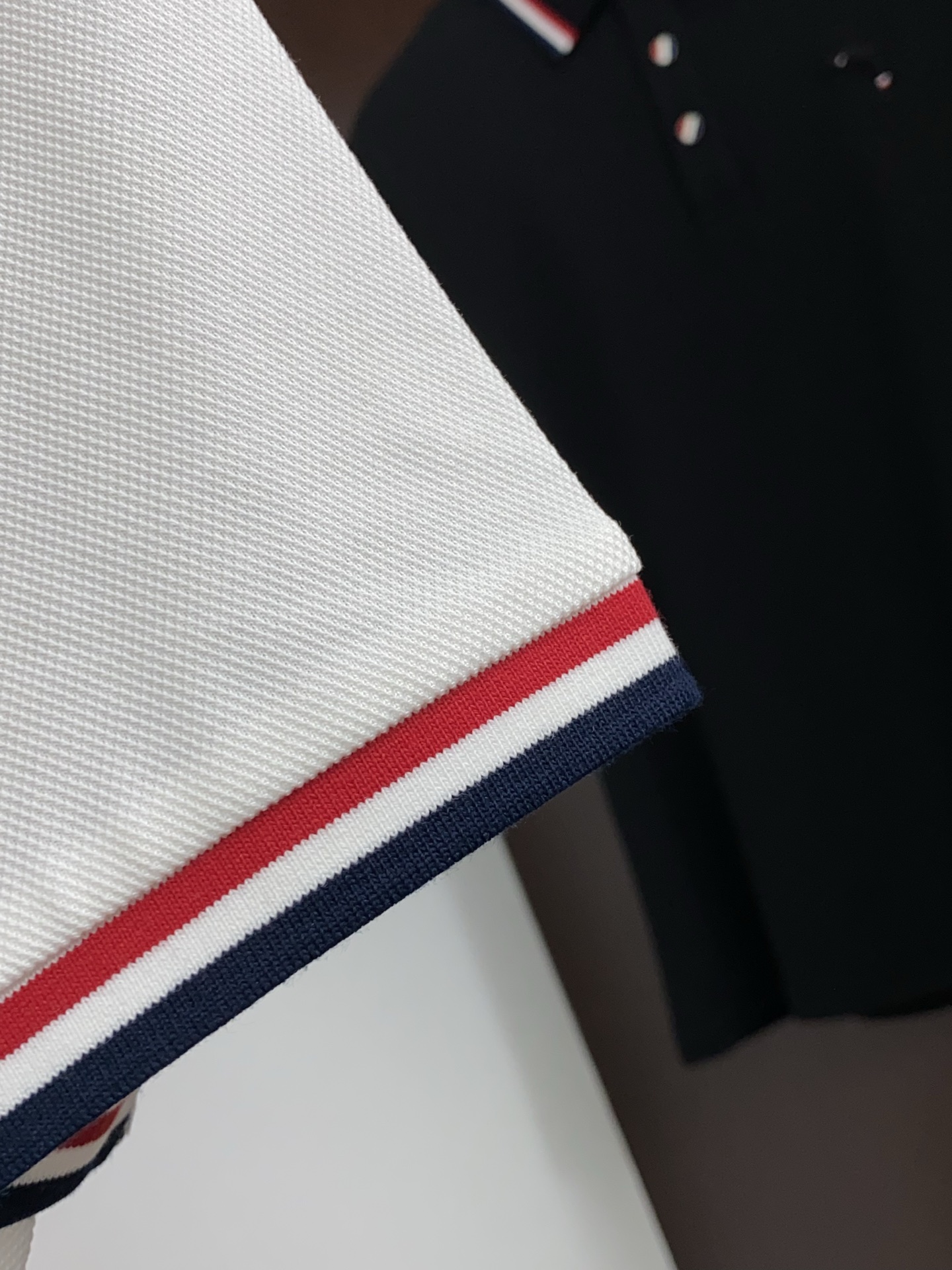 TB 2026春夏新品商务Polo，极简的衣身造型！丝光面料整体的触感极为舒适，弹力十足亲肤效果高级，经