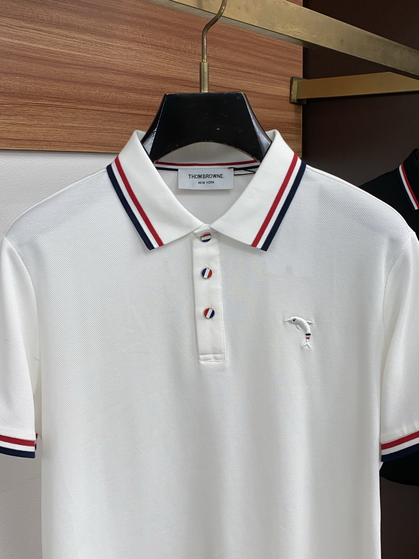 TB 2026春夏新品商务Polo，极简的衣身造型！丝光面料整体的触感极为舒适，弹力十足亲肤效果高级，经
