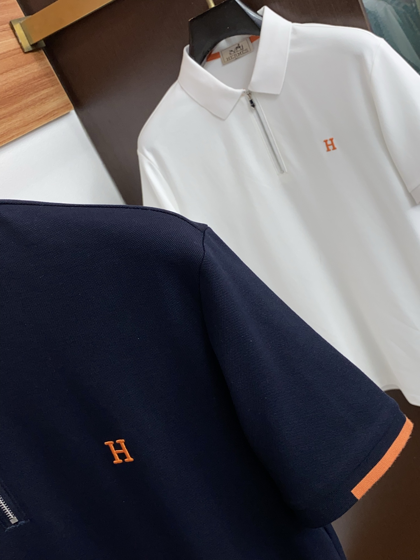 爱马仕 2026春夏新品商务Polo，极简的衣身造型！丝光面料整体的触感极为舒适，弹力十足亲肤效果高级，
