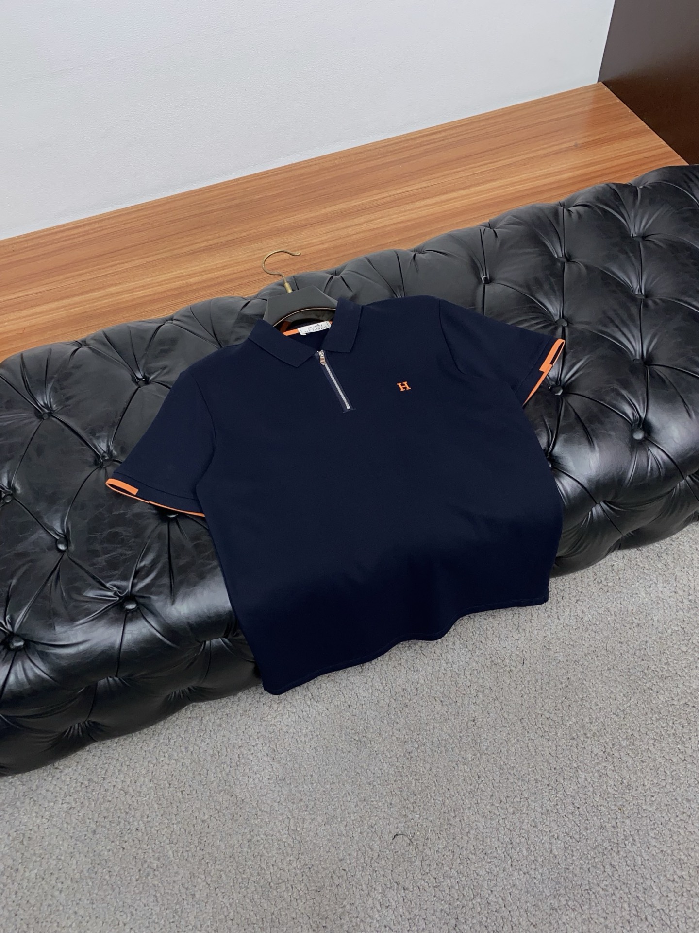 爱马仕 2026春夏新品商务Polo，极简的衣身造型！丝光面料整体的触感极为舒适，弹力十足亲肤效果高级，