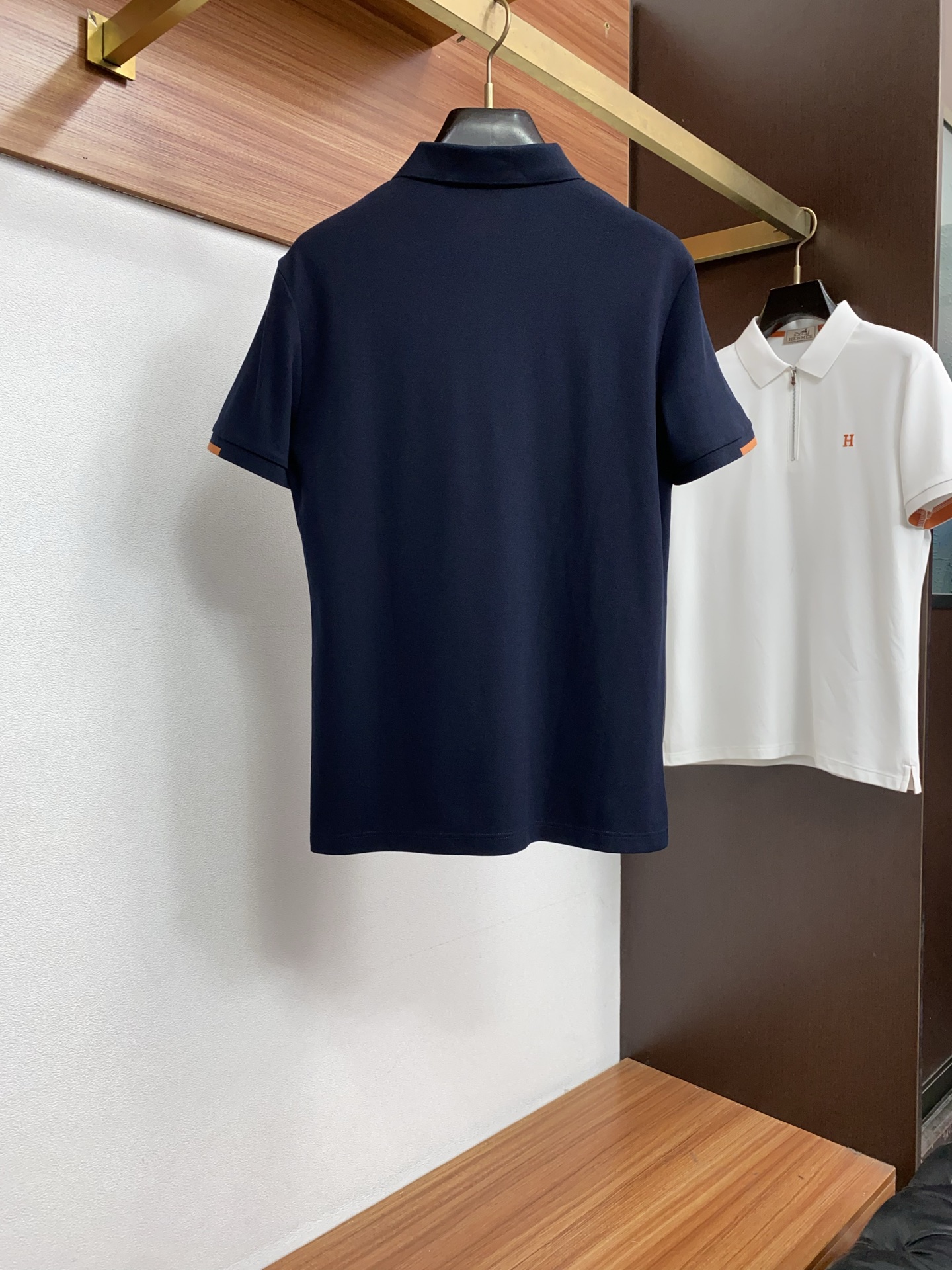 爱马仕 2026春夏新品商务Polo，极简的衣身造型！丝光面料整体的触感极为舒适，弹力十足亲肤效果高级，