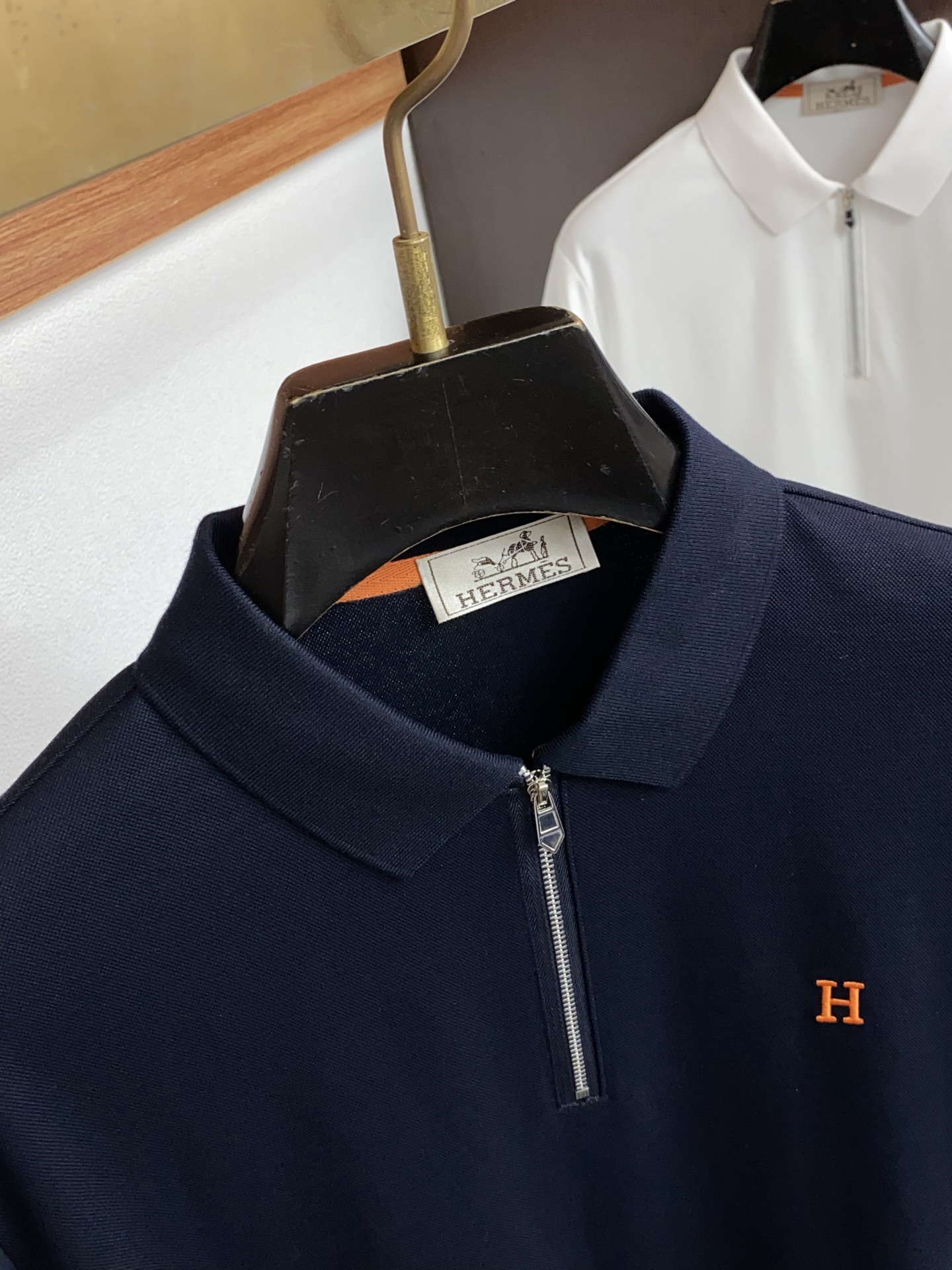 爱马仕 2026春夏新品商务Polo，极简的衣身造型！丝光面料整体的触感极为舒适，弹力十足亲肤效果高级，