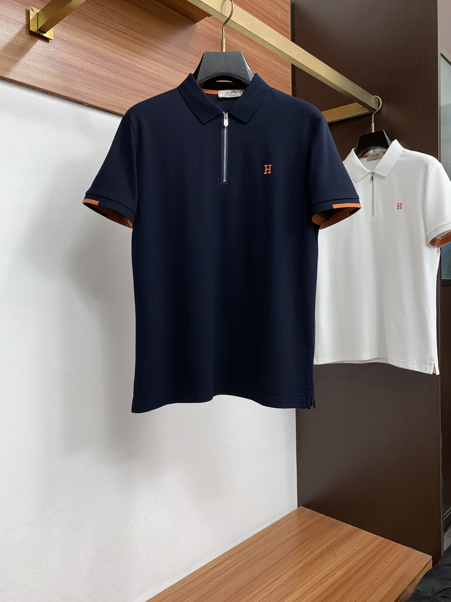 爱马仕 2026春夏新品商务Polo，极简的衣身造型！丝光面料整体的触感极为舒适，弹力十足亲肤效果高级，