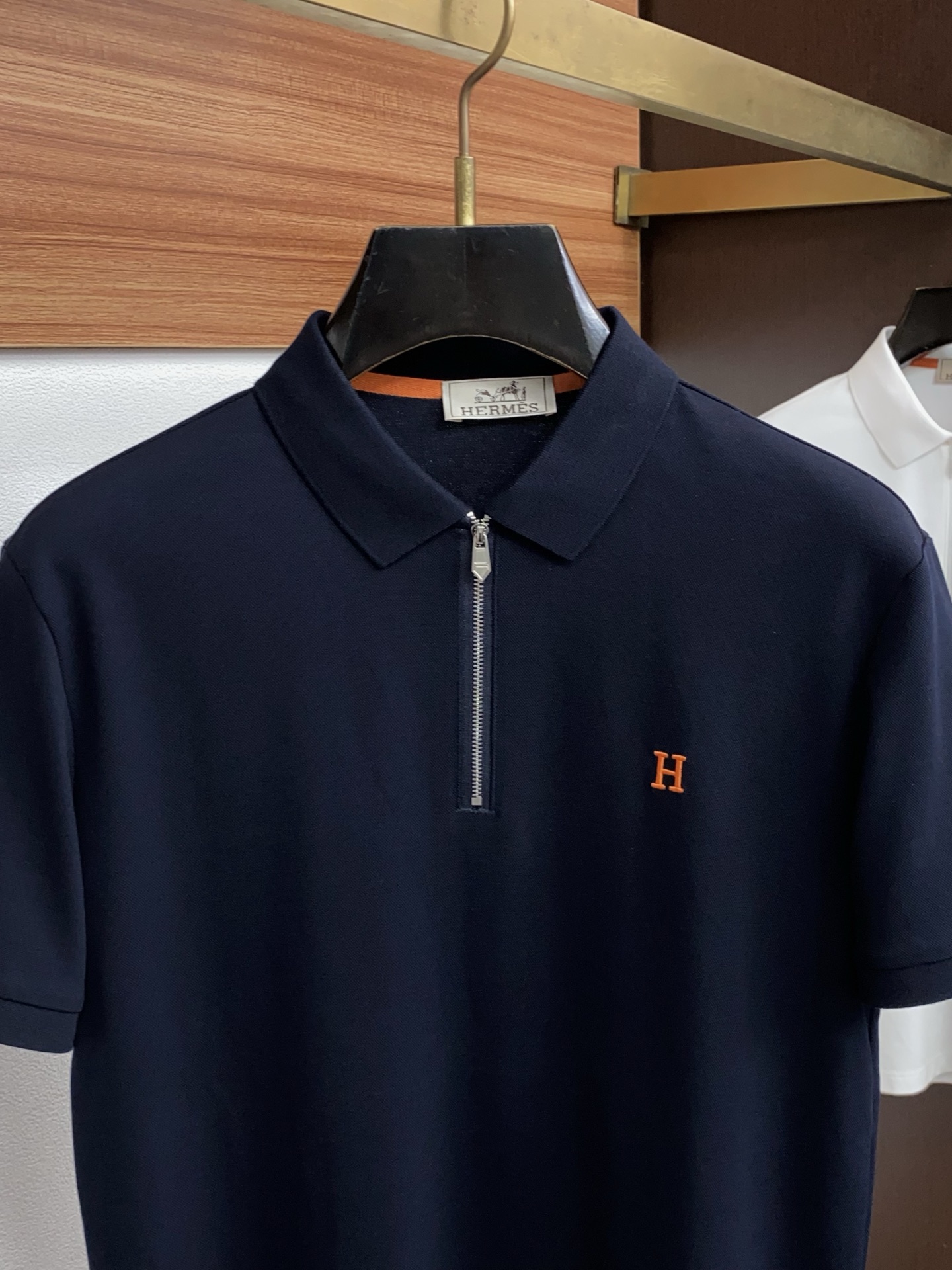 爱马仕 2026春夏新品商务Polo，极简的衣身造型！丝光面料整体的触感极为舒适，弹力十足亲肤效果高级，