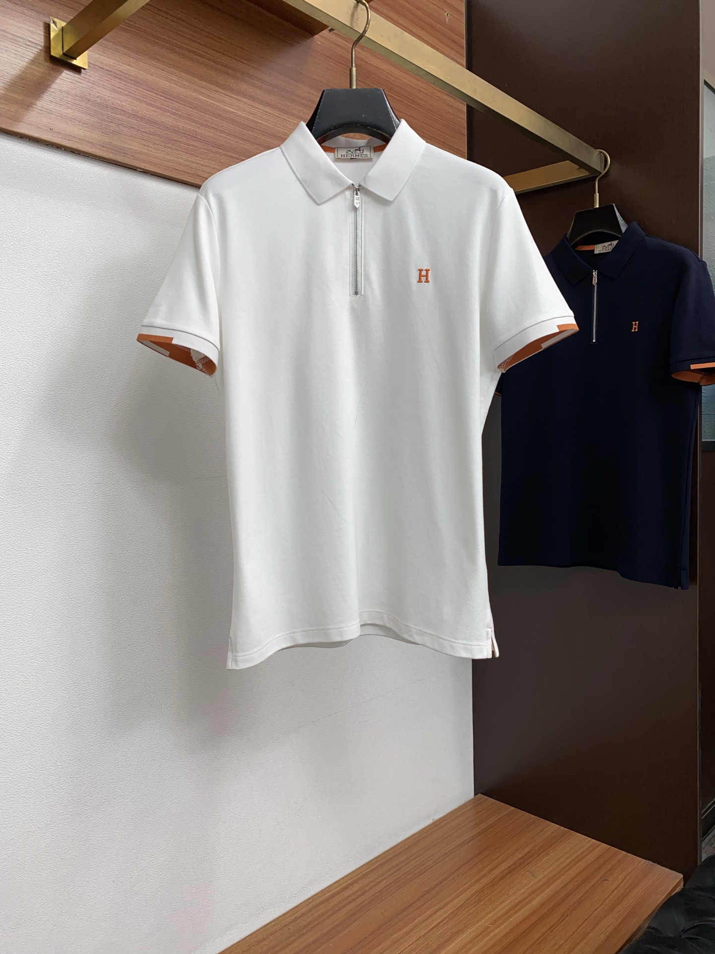 爱马仕 2026春夏新品商务Polo，极简的衣身造型！丝光面料整体的触感极为舒适，弹力十足亲肤效果高级，