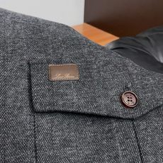 鹅绒服 Loro Piana 诺悠翩雅 2026新款男士新款休闲定制翻领羽绒服夹克外套 商务意大利进口面料 简约干练的 鹅绒服 Loro Piana 诺悠翩雅 2026新款男士新款休闲定制翻领羽绒服夹克外套 商务意大利进口面料 简约干练的