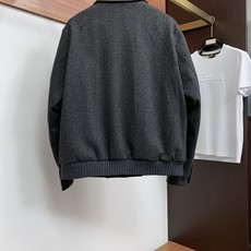 鹅绒服 Loro Piana 诺悠翩雅 2026新款男士新款休闲定制翻领羽绒服夹克外套 商务意大利进口面料 简约干练的 鹅绒服 Loro Piana 诺悠翩雅 2026新款男士新款休闲定制翻领羽绒服夹克外套 商务意大利进口面料 简约干练的