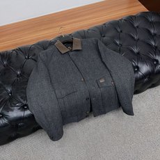 鹅绒服 Loro Piana 诺悠翩雅 2026新款男士新款休闲定制翻领羽绒服夹克外套 商务意大利进口面料 简约干练的 鹅绒服 Loro Piana 诺悠翩雅 2026新款男士新款休闲定制翻领羽绒服夹克外套 商务意大利进口面料 简约干练的
