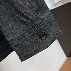 鹅绒服 Loro Piana 诺悠翩雅 2026新款男士新款休闲定制翻领羽绒服夹克外套 商务意大利进口面料 简约干练的 鹅绒服 Loro Piana 诺悠翩雅 2026新款男士新款休闲定制翻领羽绒服夹克外套 商务意大利进口面料 简约干练的