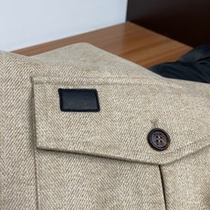 鹅绒服 Loro piana 诺悠翩雅 2026新款男士新款休闲定制翻领羽绒服夹克外套 商务意大利进口面料 简约干练的 鹅绒服 Loro piana 诺悠翩雅 2026新款男士新款休闲定制翻领羽绒服夹克外套 商务意大利进口面料 简约干练的