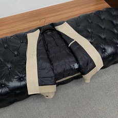 鹅绒服 Loro piana 诺悠翩雅 2026新款男士新款休闲定制翻领羽绒服夹克外套 商务意大利进口面料 简约干练的 鹅绒服 Loro piana 诺悠翩雅 2026新款男士新款休闲定制翻领羽绒服夹克外套 商务意大利进口面料 简约干练的