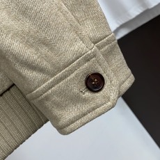 鹅绒服 Loro piana 诺悠翩雅 2026新款男士新款休闲定制翻领羽绒服夹克外套 商务意大利进口面料 简约干练的 鹅绒服 Loro piana 诺悠翩雅 2026新款男士新款休闲定制翻领羽绒服夹克外套 商务意大利进口面料 简约干练的