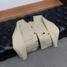 鹅绒服 Loro piana 诺悠翩雅 2026新款男士新款休闲定制翻领羽绒服夹克外套 商务意大利进口面料 简约干练的 鹅绒服 Loro piana 诺悠翩雅 2026新款男士新款休闲定制翻领羽绒服夹克外套 商务意大利进口面料 简约干练的