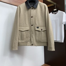 鹅绒服 Loro piana 诺悠翩雅 2026新款男士新款休闲定制翻领羽绒服夹克外套 商务意大利进口面料 简约干练的 鹅绒服 Loro piana 诺悠翩雅 2026新款男士新款休闲定制翻领羽绒服夹克外套 商务意大利进口面料 简约干练的