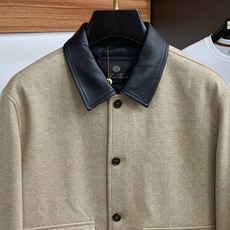 鹅绒服 Loro piana 诺悠翩雅 2026新款男士新款休闲定制翻领羽绒服夹克外套 商务意大利进口面料 简约干练的 鹅绒服 Loro piana 诺悠翩雅 2026新款男士新款休闲定制翻领羽绒服夹克外套 商务意大利进口面料 简约干练的