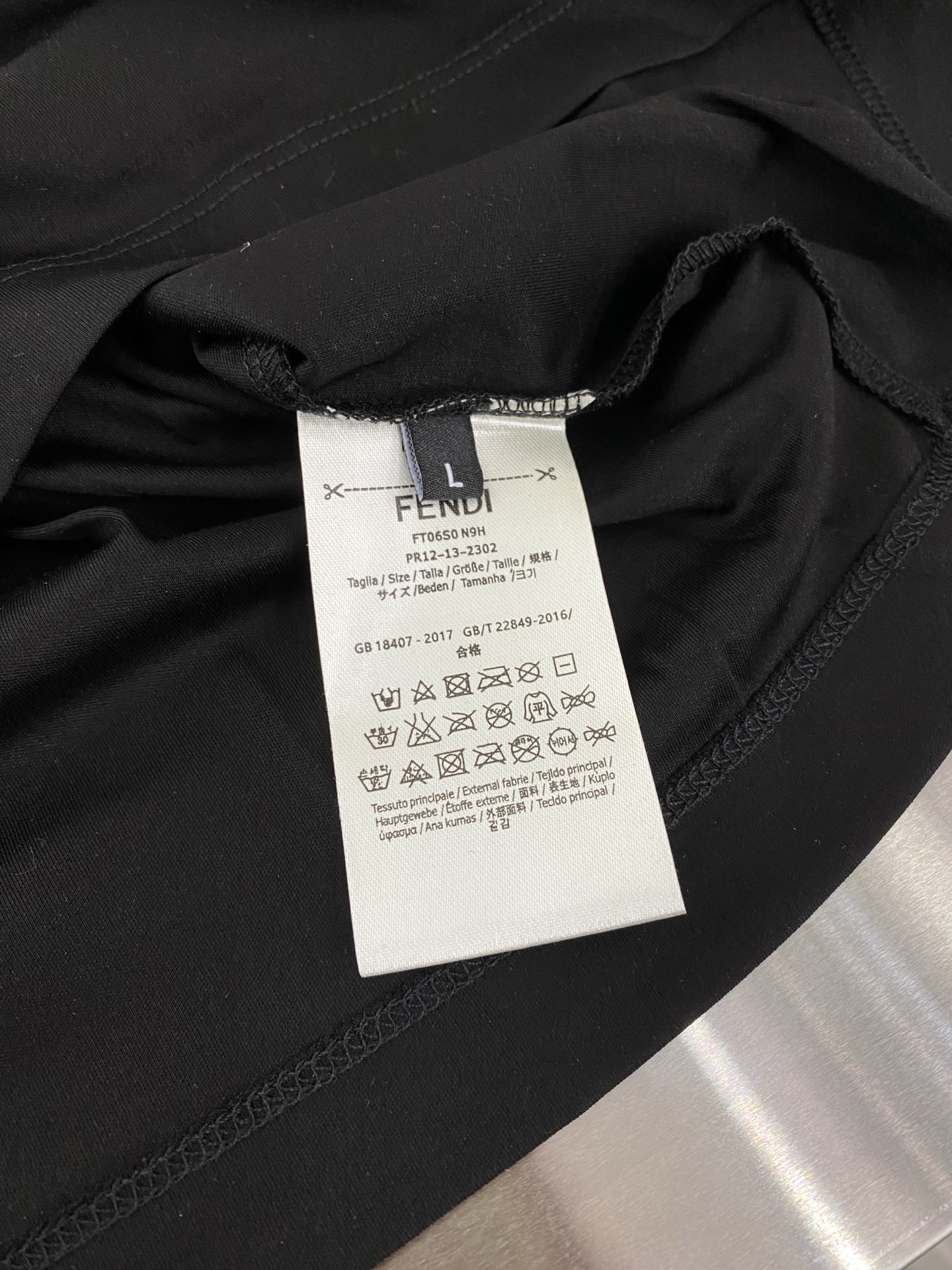 芬迪 2026春夏新款首发专柜最新款圆领短袖 高端订制 设计前卫时尚！品牌logo重工艺设计 高端定制双面100支醋酸丝