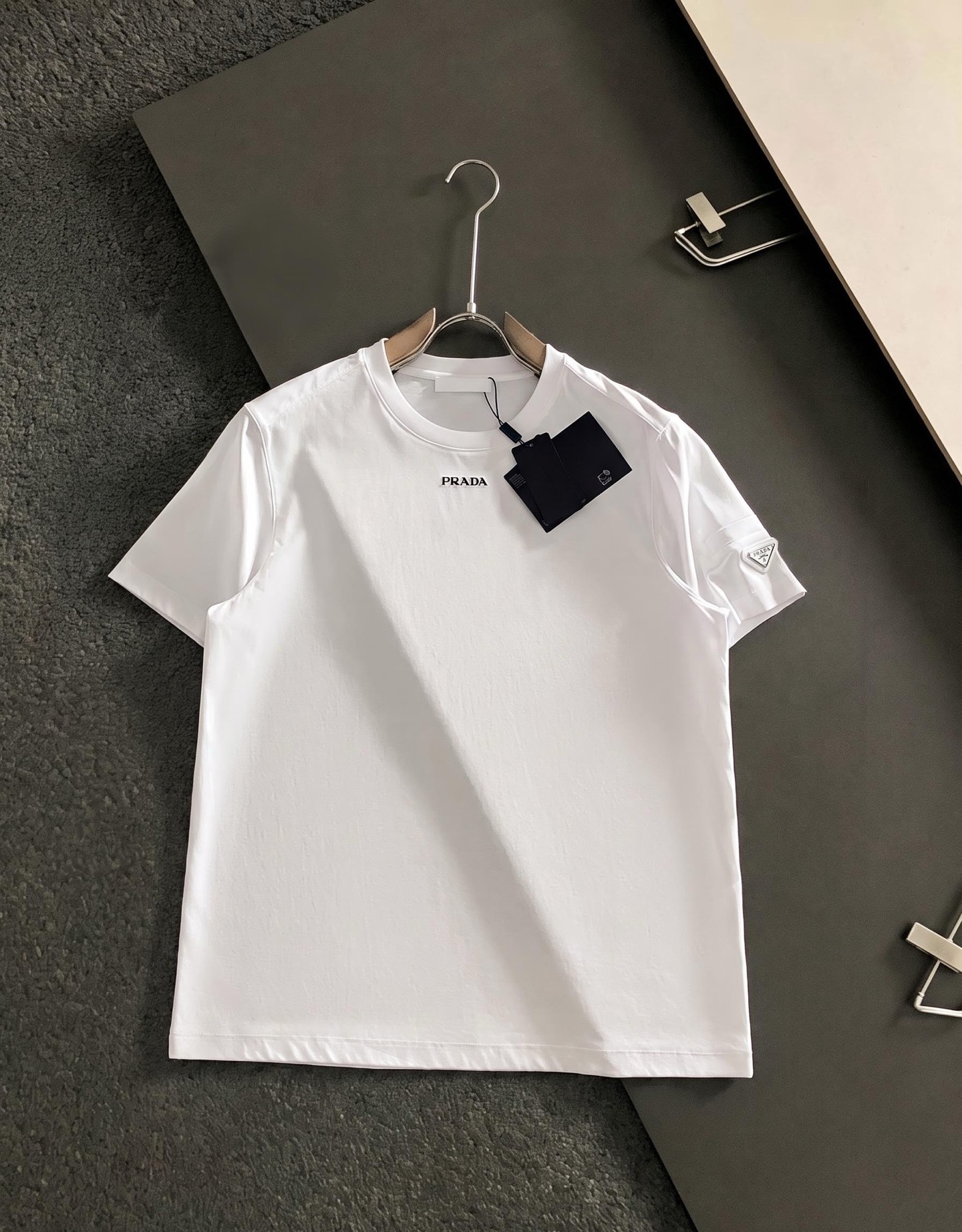 PRAD* 正码正拍修身版型M-XXXL 顶级黑白双色顶级万针线绣字母刺绣打造圆领短袖，定制80支醋酸丝精致工艺专柜面料
