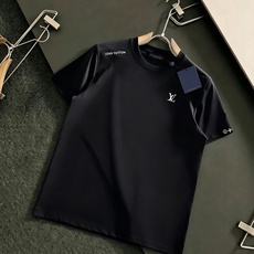 L*V 正码正拍修身版型M-XXXL 顶级黑白双色顶级万针线绣字母刺绣打造圆领短袖,双丝光芝麻纹棉100支精致工艺专柜面 L*V 正码正拍修身版型M-XXXL 顶级黑白双色顶级万针线绣字母刺绣打造圆领短袖,双丝光芝麻纹棉100支精致工艺专柜面