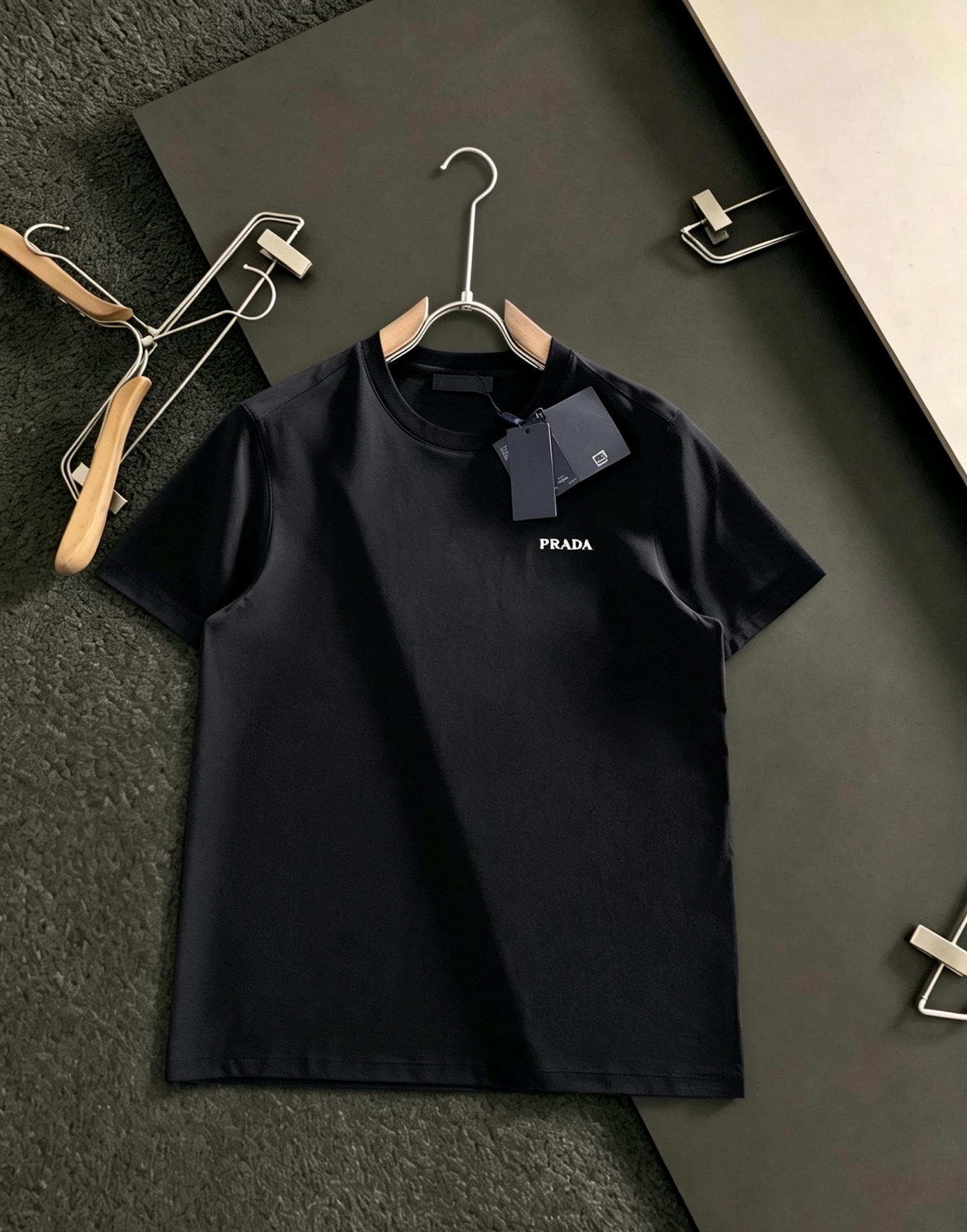 PRAD* 正码正拍修身版型M-XXXL 顶级黑白双色顶级万针线绣字母刺绣打造圆领短袖，双丝光芝麻纹棉100支精致工艺专