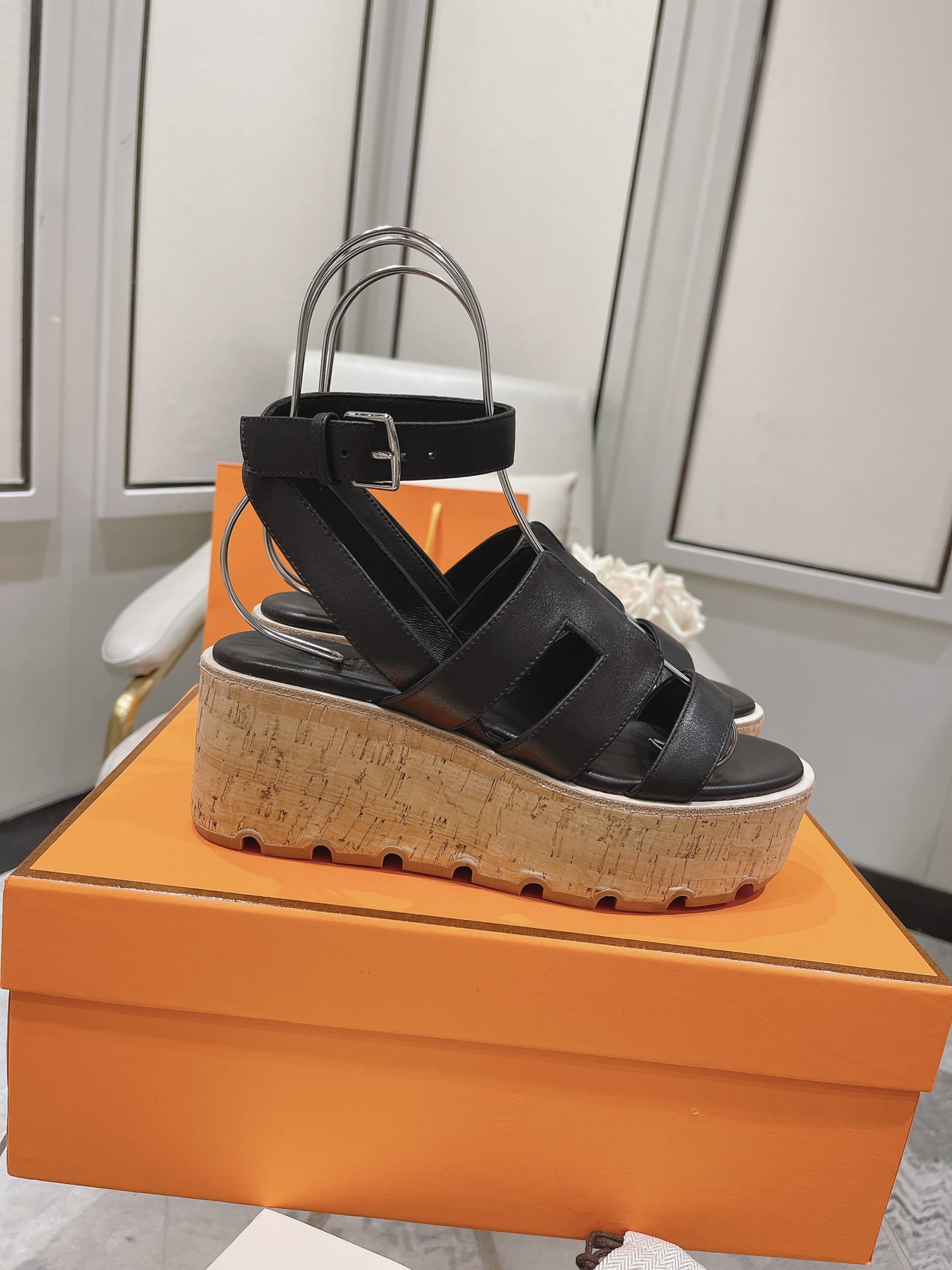 NO:237713,Hermes early spring new style, I-shaped thick-soled slippers, my family is cowhide footbed ~ The benefits of a small MM are here. The outsole is an anti-slip wear-resistant bottom design Size35-40, sandals, hermes, sandals, slippers, cowhide19860909爱马仕早春新款、工字型厚底拖鞋、我家出的是牛皮垫脚皮～ 小个子MM的福利来啦 大底是防滑耐磨底片设计 Size35-40,凉鞋,hermes,sandals,slippers,cowhide,Women's Shoes