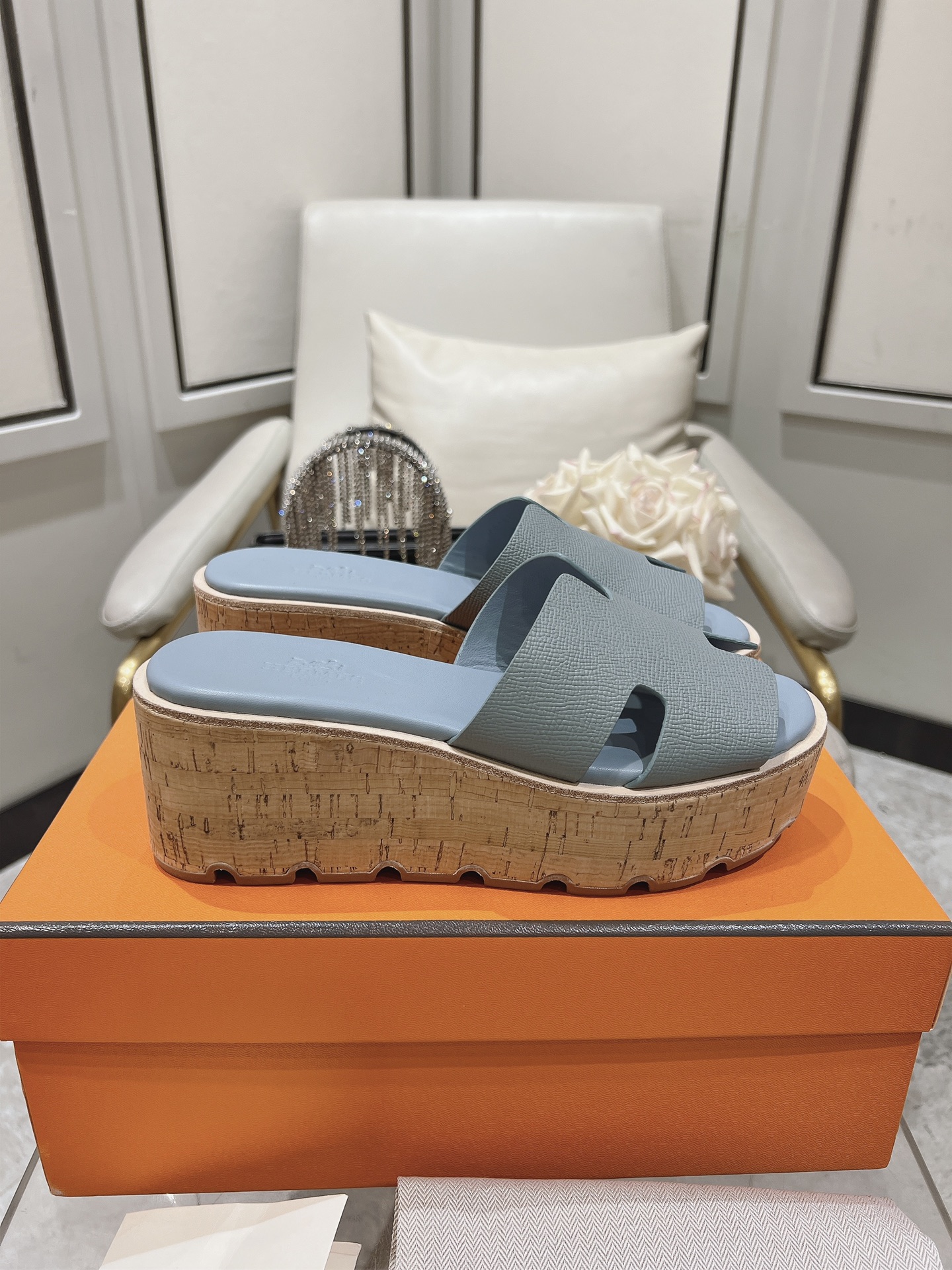 NO:237724,Hermes early spring new style, I-shaped thick-soled slippers, my family is cowhide footbed leather~ The benefits of a small MM are here. The outsole is an anti-slip wear-resistant bottom design Size35-40, slippers, hermes, slippers, cowhide19860909爱马仕早春新款、工字型厚底拖鞋、我家出的是牛皮垫脚皮～ 小个子MM的福利来啦 大底是防滑耐磨底片设计 Size35-40,拖鞋,hermes,slippers,cowhide,Women's Shoes