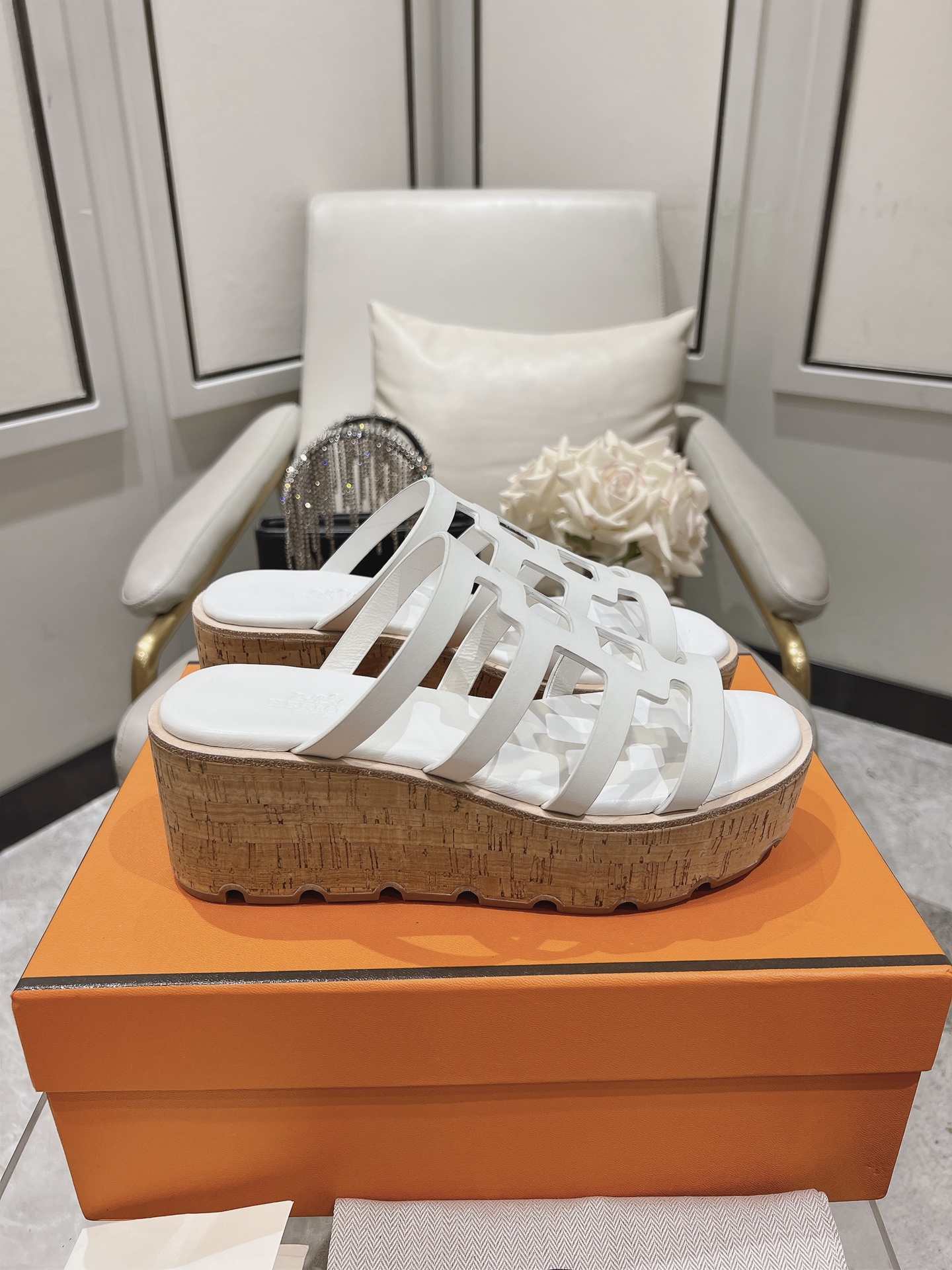 NO:237725,The latest model Hermes early spring new style, I-shaped thick-soled slippers, my family is cowhide footbed leather~ The benefits of a small MM are here. The outsole is an anti-slip wear-resistant bottom design Size35-40 (40 41 no return or exchange), slippers, hermes, slippers, cowhide19860909最新款 爱马仕早春新款、工字型厚底拖鞋、我家出的是牛皮垫脚皮～ 小个子MM的福利来啦 大底是防滑耐磨底片设计 Size35-40（40 41不退换）,拖鞋,hermes,slippers,cowhide,Women's Shoes