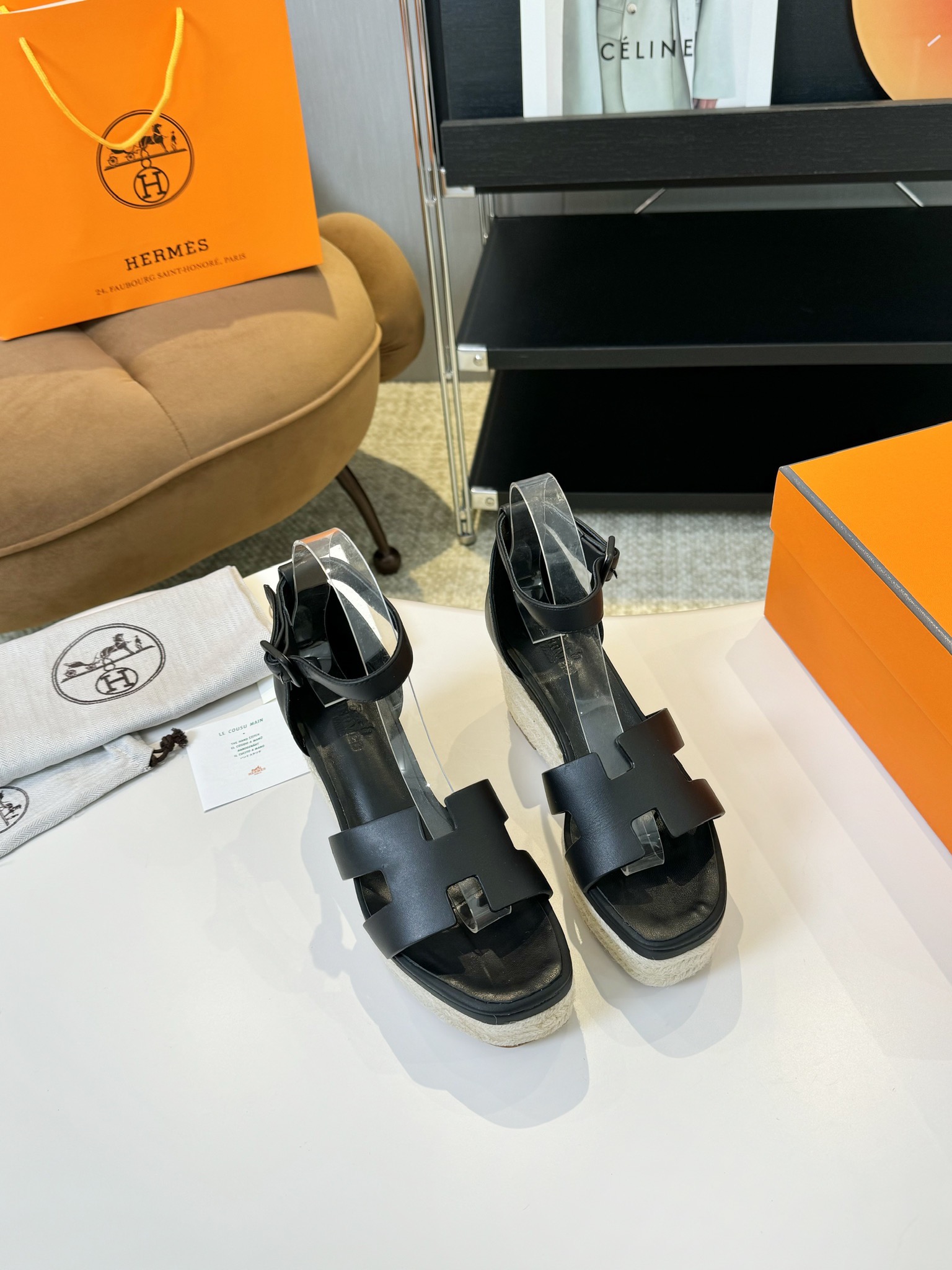 NO:237705,Hermès/Hermès classic waterproof platform H, heel-soled hemp rope sandals, extremely retro design, strong exotic style, full of fashionable feeling, and accent on your feet. Simple styles are great if you match them with a high-end feel. It is hard not to love the versatile color and smooth lines!  The fabric is imported cowhide, the inner foot pads are all lambskin, Italy imported cowhide, heel height 8cm Size35-39 (40/41/customized), sandals, hermes, hermes, sandals, cowhide, sheepskin19860909Hermès/爱马仕经典防水台H 坡跟厚底麻绳底凉鞋 极约复古的设计 浓厚的异域风情 时髦感十足、随便上脚都很有腔调 简简单单的款式随便搭配一下高级感就很棒 百搭的颜色流畅的线条很难不爱！ 面料采用进口牛皮 内里垫脚均为小羊皮 意大利进口牛皮大底 跟高8cm Size35-39(40/41/定制）,凉鞋,hermes,hermes,sandals,cowhide,sheepskin,Women's Shoes