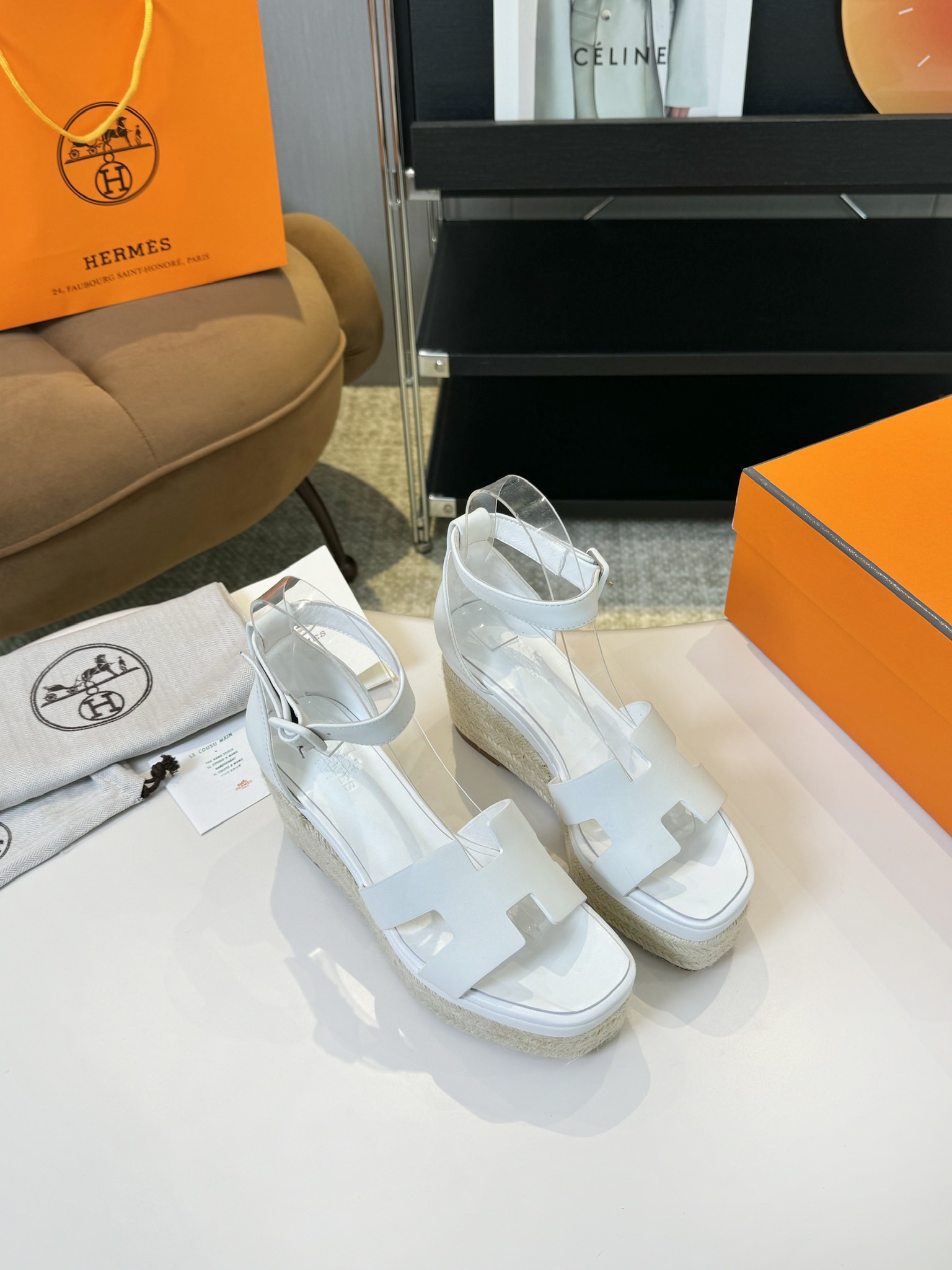 NO:237708,Hermès/Hermès classic waterproof platform H, heel-soled hemp rope sandals, extremely retro design, strong exotic style, full of fashionable feeling, and accent on your feet. Simple styles are great if you match them with a high-end feel. It is hard not to love the versatile color and smooth lines!  The fabric is imported cowhide, the inner foot pads are all lambskin, Italy imported cowhide, heel height 8cm Size35-39 (40/41/customized), sandals, hermes, hermes, sandals, cowhide, sheepskin19860909Hermès/爱马仕经典防水台H 坡跟厚底麻绳底凉鞋 极约复古的设计 浓厚的异域风情 时髦感十足、随便上脚都很有腔调 简简单单的款式随便搭配一下高级感就很棒 百搭的颜色流畅的线条很难不爱！ 面料采用进口牛皮 内里垫脚均为小羊皮 意大利进口牛皮大底 跟高8cm Size35-39(40/41/定制）,凉鞋,hermes,hermes,sandals,cowhide,sheepskin,Women's Shoes