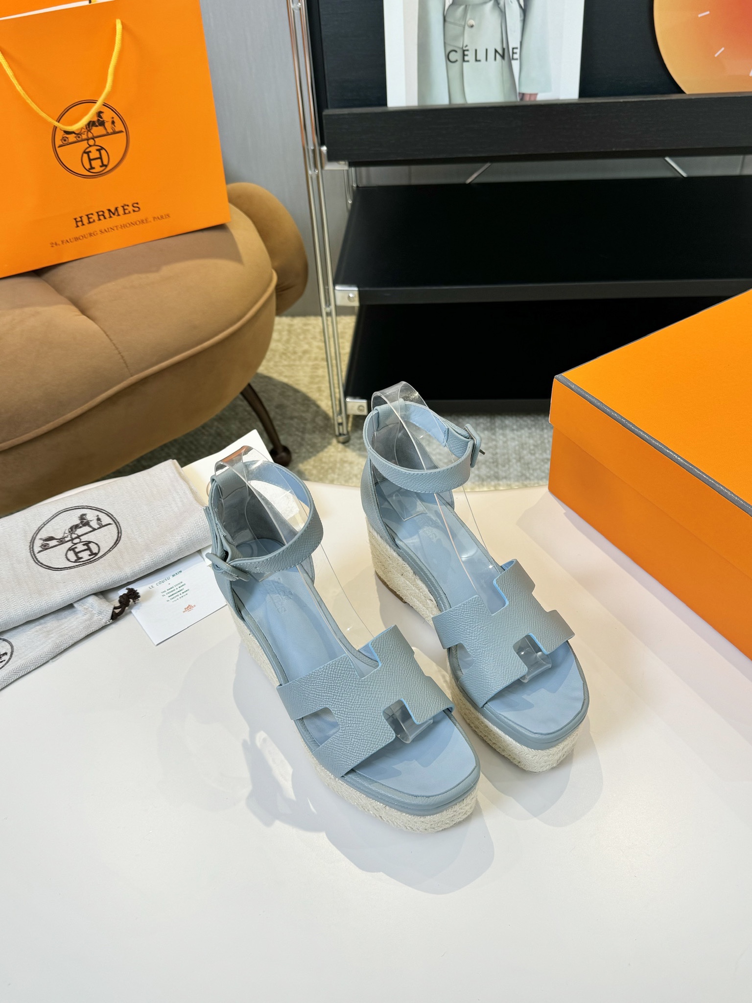 NO:237710,Hermès/Hermès classic waterproof platform H, heel-soled hemp rope sandals, extremely retro design, strong exotic style, full of fashionable feeling, and accent on your feet. Simple styles are great if you match them with a high-end feel. It is hard not to love the versatile color and smooth lines!  The fabric is imported cowhide, the inner foot pads are all lambskin, Italy imported cowhide, heel height 8cm Size35-39 (40/41/customized), sandals, hermes, hermes, sandals, cowhide, sheepskin19860909Hermès/爱马仕经典防水台H 坡跟厚底麻绳底凉鞋 极约复古的设计 浓厚的异域风情 时髦感十足、随便上脚都很有腔调 简简单单的款式随便搭配一下高级感就很棒 百搭的颜色流畅的线条很难不爱！ 面料采用进口牛皮 内里垫脚均为小羊皮 意大利进口牛皮大底 跟高8cm Size35-39(40/41/定制）,凉鞋,hermes,hermes,sandals,cowhide,sheepskin,Women's Shoes