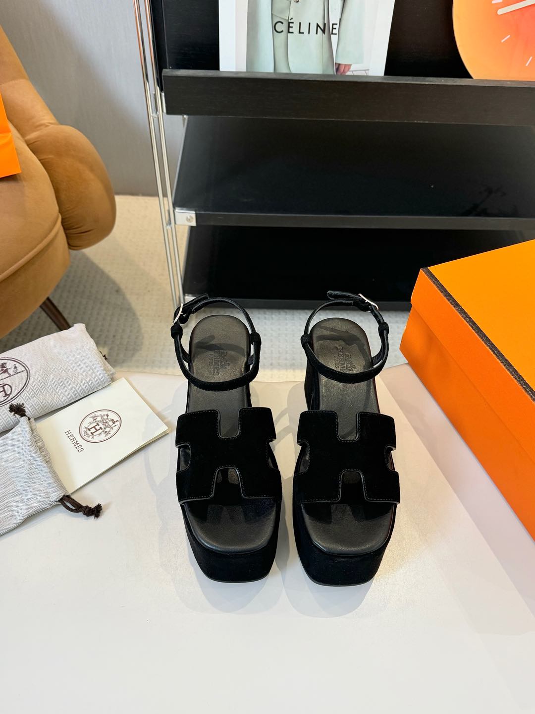 NO:237726,Hermès/Hermès classic waterproof platform H, wedge-soled sandals, extremely retro design, strong exotic style, full of fashionable feeling, and accent on your feet. Simple styles are great if you match them with a high-end feel. It is hard not to love the versatile color and smooth lines!  The fabric is imported cowhide, the inner foot pads are all lambskin, Italy imported cowhide, heel height 8cm Size35-39 (40/41/customized), sandals, hermes, hermes, sandals, cowhide, sheepskin19860909Hermès/爱马仕经典防水台H 坡跟厚底凉鞋 极约复古的设计 浓厚的异域风情 时髦感十足、随便上脚都很有腔调 简简单单的款式随便搭配一下高级感就很棒 百搭的颜色流畅的线条很难不爱！ 面料采用进口牛皮 内里垫脚均为小羊皮 意大利进口牛皮大底 跟高8cm Size35-39(40/41/定制）,凉鞋,hermes,hermes,sandals,cowhide,sheepskin,Women's Shoes