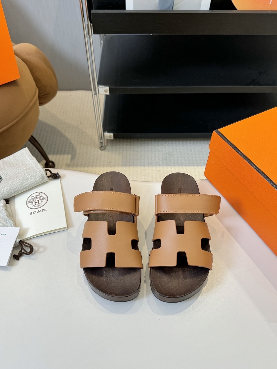 NO:237730,Hermès/Hermès classic sandals, extremely retro design, strong exotic style, full of fashionable feeling, and accent on your feet. Simple styles are great if you match them with a high-end feel. It is hard not to like versatile colors and smooth lines!  Fabric is made of imported cowhide, clogs outsole Size35-39 (40/41/customized), sandals, hermes, hermes, sandals, cowhide19860909Hermès/爱马仕经典凉拖 极约复古的设计 浓厚的异域风情 时髦感十足、随便上脚都很有腔调 简简单单的款式随便搭配一下高级感就很棒 百搭的颜色流畅的线条很难不爱！ 面料采用进口牛皮 木屐大底 Size35-39(40/41/定制）,凉鞋,hermes,hermes,sandals,cowhide,Women's Shoes