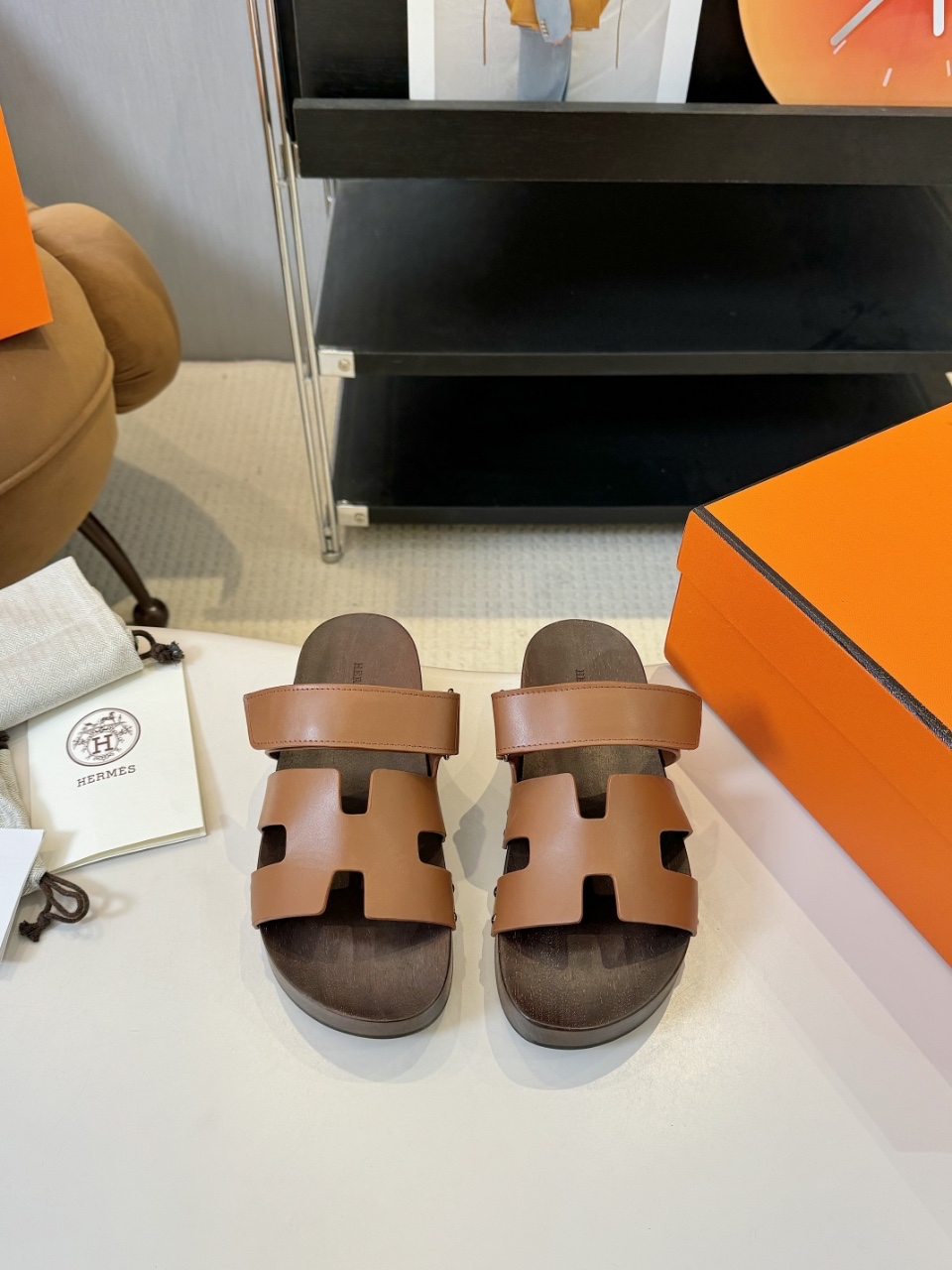 NO:237732,Hermès/Hermès classic sandals, extremely retro design, strong exotic style, full of fashionable feeling, and accent on your feet. Simple styles are great if you match them with a high-end feel. It is hard not to like versatile colors and smooth lines!  The fabric is imported cowhide, the inner foot pads are all lambskin, clogs outsole Size35-39 (40/41/customized), sandals, hermes, hermes, sandals, cowhide, sheepskin19860909Hermès/爱马仕经典凉拖 极约复古的设计 浓厚的异域风情 时髦感十足、随便上脚都很有腔调 简简单单的款式随便搭配一下高级感就很棒 百搭的颜色流畅的线条很难不爱！ 面料采用进口牛皮 内里垫脚均为小羊皮 木屐大底 Size35-39(40/41/定制）,凉鞋,hermes,hermes,sandals,cowhide,sheepskin,Women's Shoes