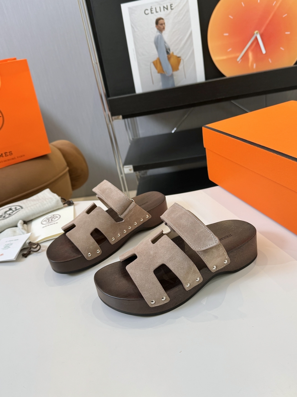 NO:237728,Hermès/Hermès classic sandals, extremely retro design, strong exotic style, full of fashionable feeling, and accent on your feet. Simple styles are great if you match them with a high-end feel. It is hard not to like versatile colors and smooth lines!  The fabric is imported cowhide, the inner foot pads are all lambskin, clogs outsole Size35-39 (40/41/customized), sandals, hermes, hermes, sandals, cowhide, sheepskin19860909Hermès/爱马仕经典凉拖 极约复古的设计 浓厚的异域风情 时髦感十足、随便上脚都很有腔调 简简单单的款式随便搭配一下高级感就很棒 百搭的颜色流畅的线条很难不爱！ 面料采用进口牛皮 内里垫脚均为小羊皮 木屐大底 Size35-39(40/41/定制）,凉鞋,hermes,hermes,sandals,cowhide,sheepskin,Women's Shoes