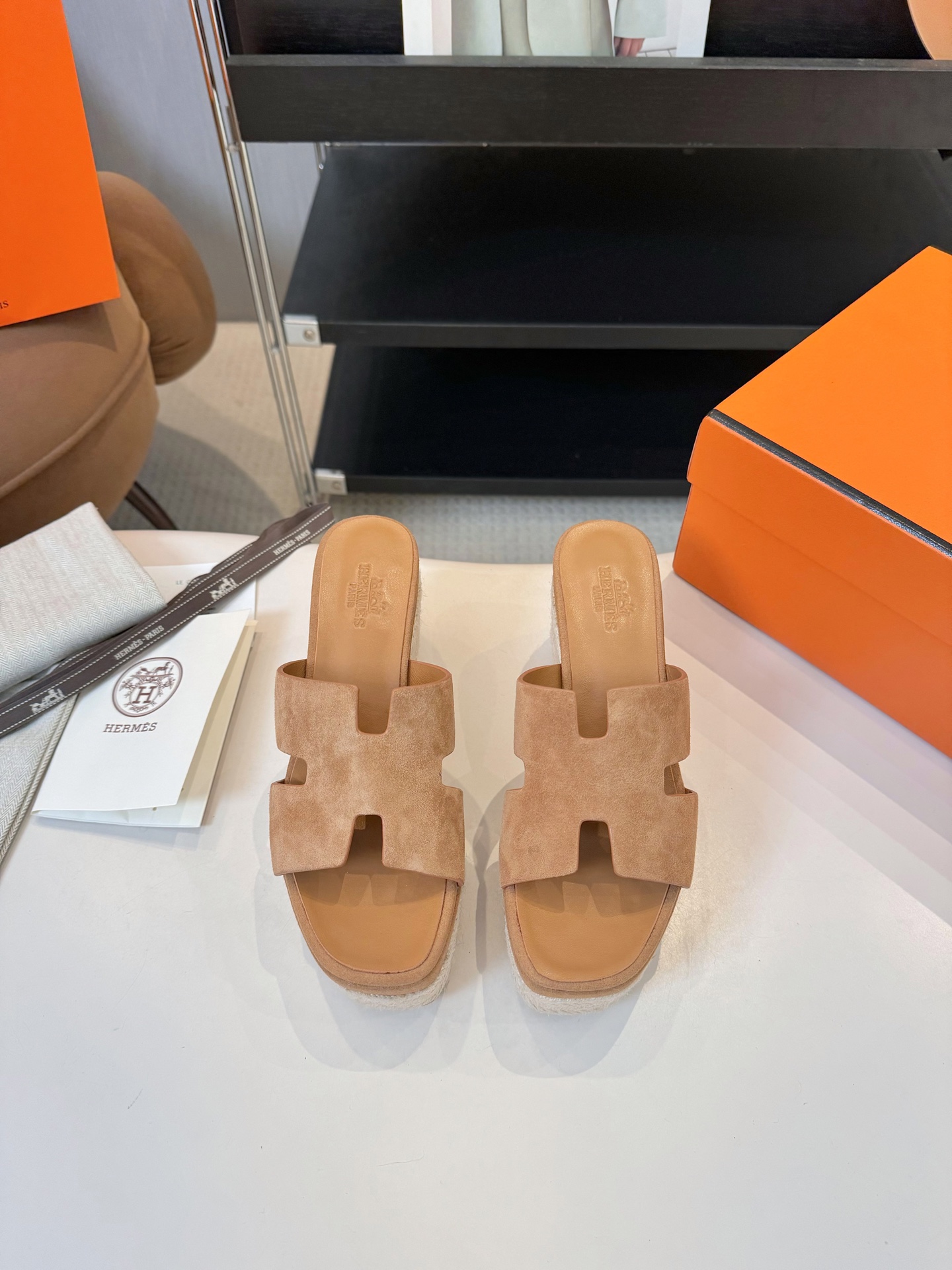 NO:405765,2025 The counter is updated and released at the same time. Hermès/Hermès classic waterproof platform H-drag cake bottom thick-soled wedge slippers. Extremely retro design. Strong exotic style. Full of fashionable feeling and a tone for your feet. Simple styles are great if you match them with a high-end feel. It is hard not to like versatile colors and smooth lines!  The fabric is imported cowhide/Yangjing. The inner foot pads are all lambskin. The heel height is 3.5cm in front and 8.5cm in back. Italian imported cowhide sole. Size35-39 (customized by 40/41), high heels, hermes, hermes, high heels, slippers, cowhide, sheepskin, sheep198609092025 专柜同步更新新款发售 Hermès/爱马仕经典防水台H拖松糕底厚底坡跟拖鞋 极约复古的设计 浓厚的异域风情 时髦感十足、随便上脚都很有腔调 简简单单的款式随便搭配一下高级感就很棒 百搭的颜色流畅的线条很难不爱！ 面料采用进口牛皮/羊京 内里垫脚均为小羊皮 跟高前3.5cm 后8.5cm 意大利进口牛皮大底 Size35-39(40/41定制）,高跟鞋拖鞋,hermes,hermes,high heels,slippers,cowhide,sheepskin,sheep,Women's Shoes