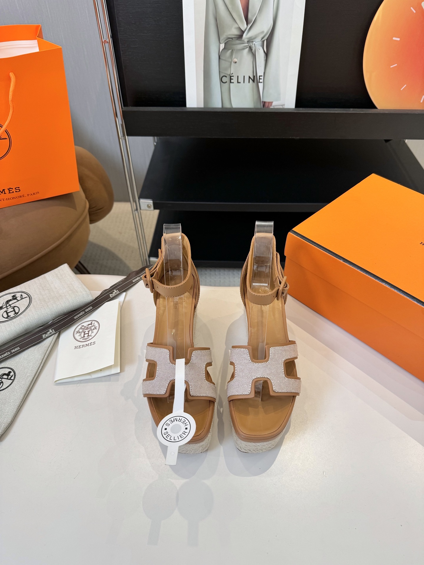 NO:241257,Hermès/Hermès classic waterproof platform H, heel-soled hemp rope sole, slippers, sandals, extremely retro design, strong exotic style, full of fashionable feeling, and accent on your feet. Simple styles are great if you match them with a high-end feel. It is hard not to like versatile colors and smooth lines!  The fabric is imported cowhide, the inner foot pads are all lambskin, Italy imported cowhide, heel height 8cm Size35-39 (40/41/customized), sandals, hermes, hermes, sandals, slippers, cowhide, sheepskin19860909Hermès/爱马仕经典防水台H 坡跟厚底麻绳底 拖鞋 凉鞋 极约复古的设计 浓厚的异域风情 时髦感十足、随便上脚都很有腔调 简简单单的款式随便搭配一下高级感就很棒 百搭的颜色流畅的线条很难不爱！ 面料采用进口牛皮 内里垫脚均为小羊皮 意大利进口牛皮大底 跟高8cm Size35-39(40/41/定制）,凉鞋,hermes,hermes,sandals,slippers,cowhide,sheepskin,Women's Shoes